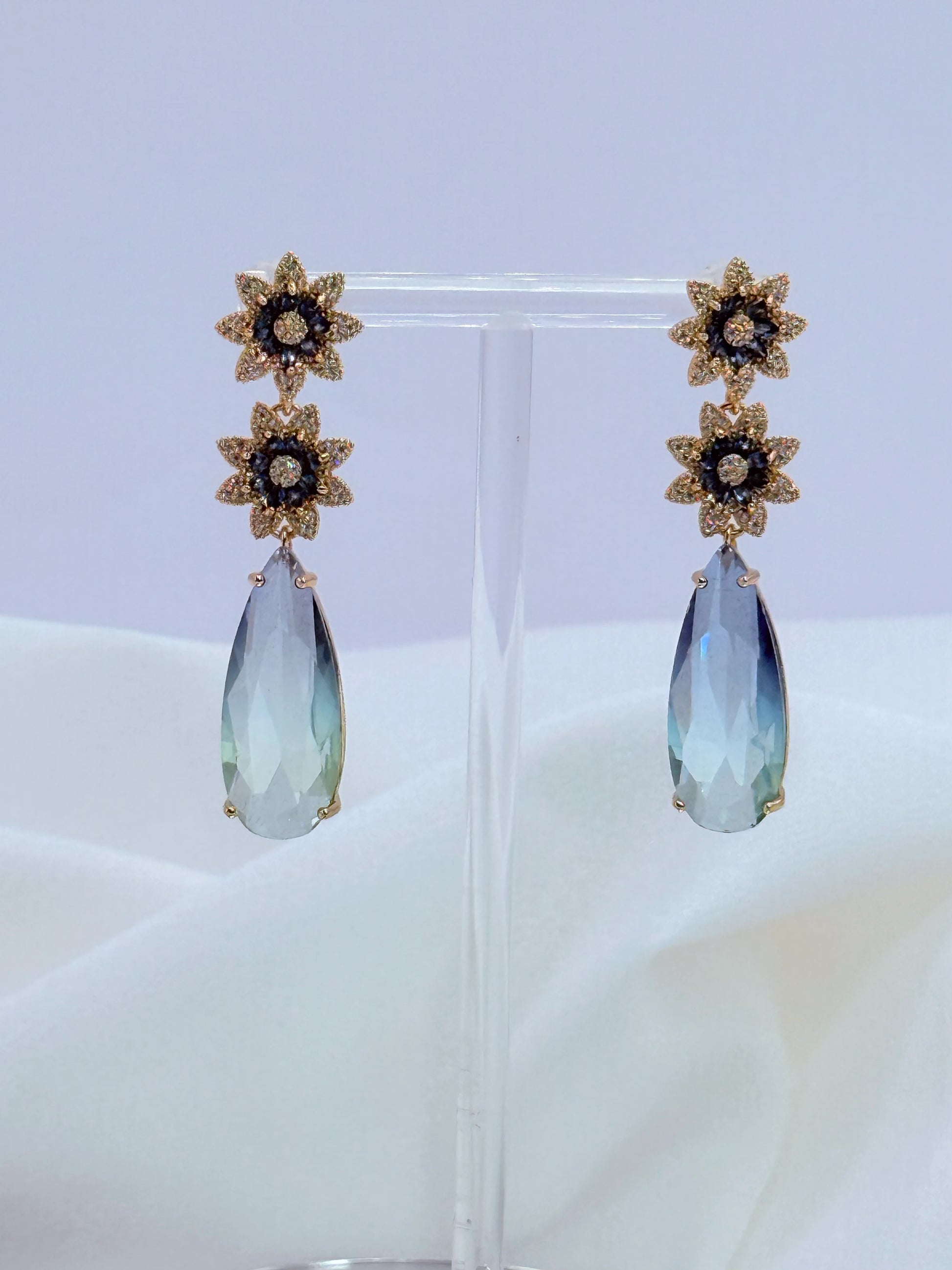 Aros flor doble circonitas azules gota bicolor degradé oro 18K - La Merced Joyas
