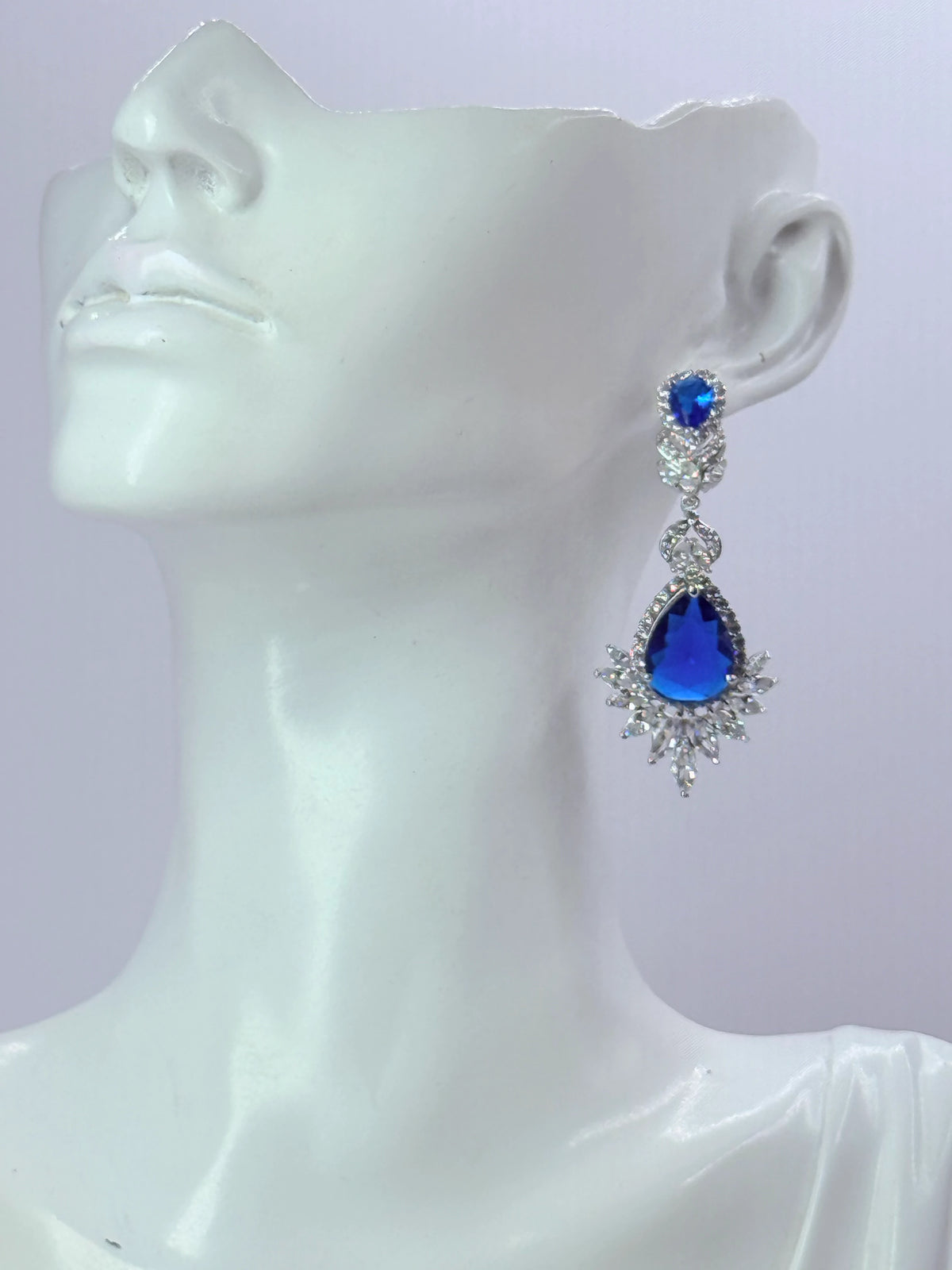 Aros doble gota zafiro con halo de circones
