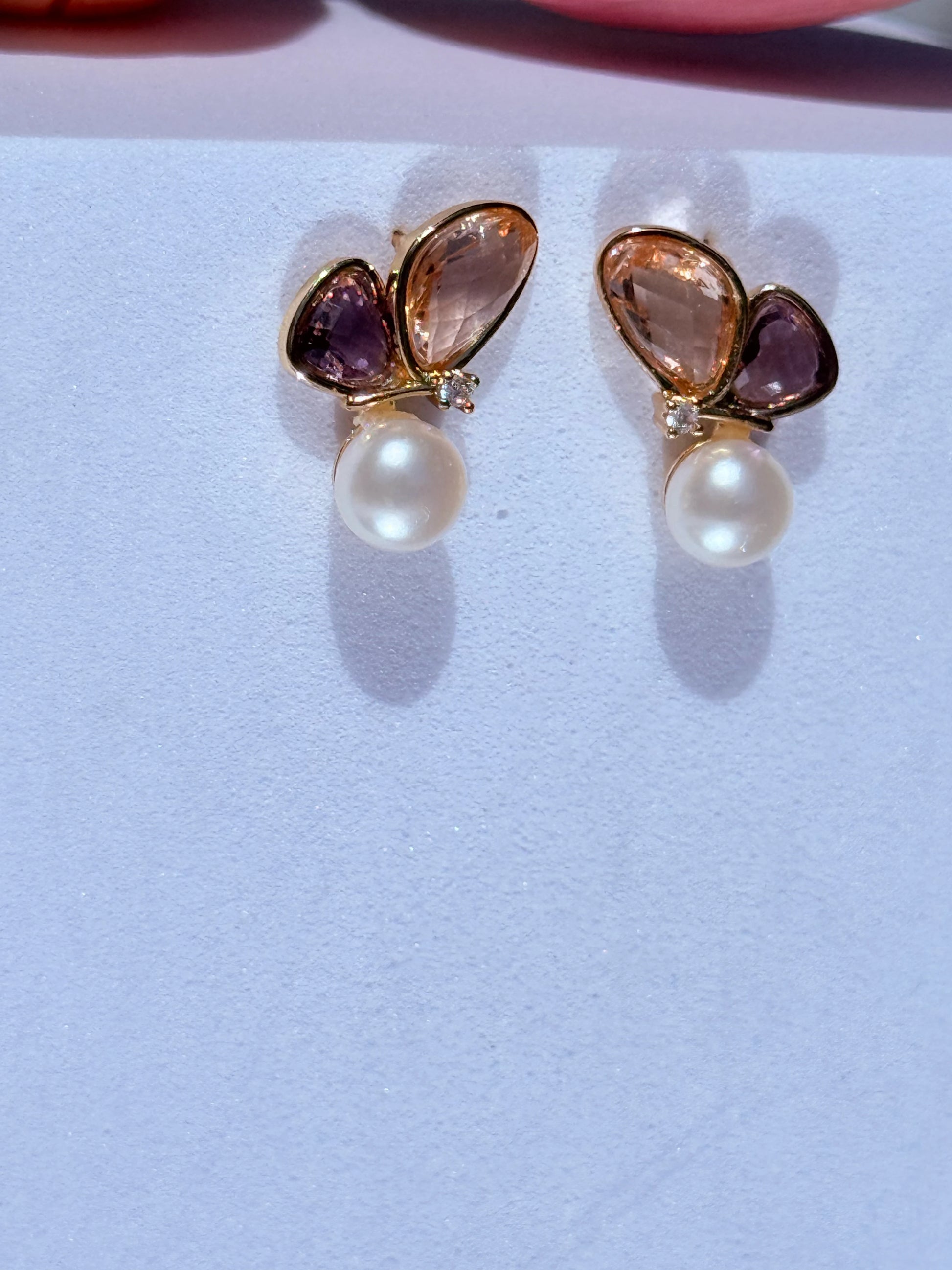 aros mariposa bicolor con perla natural tamaño 2 cm joyas la merced