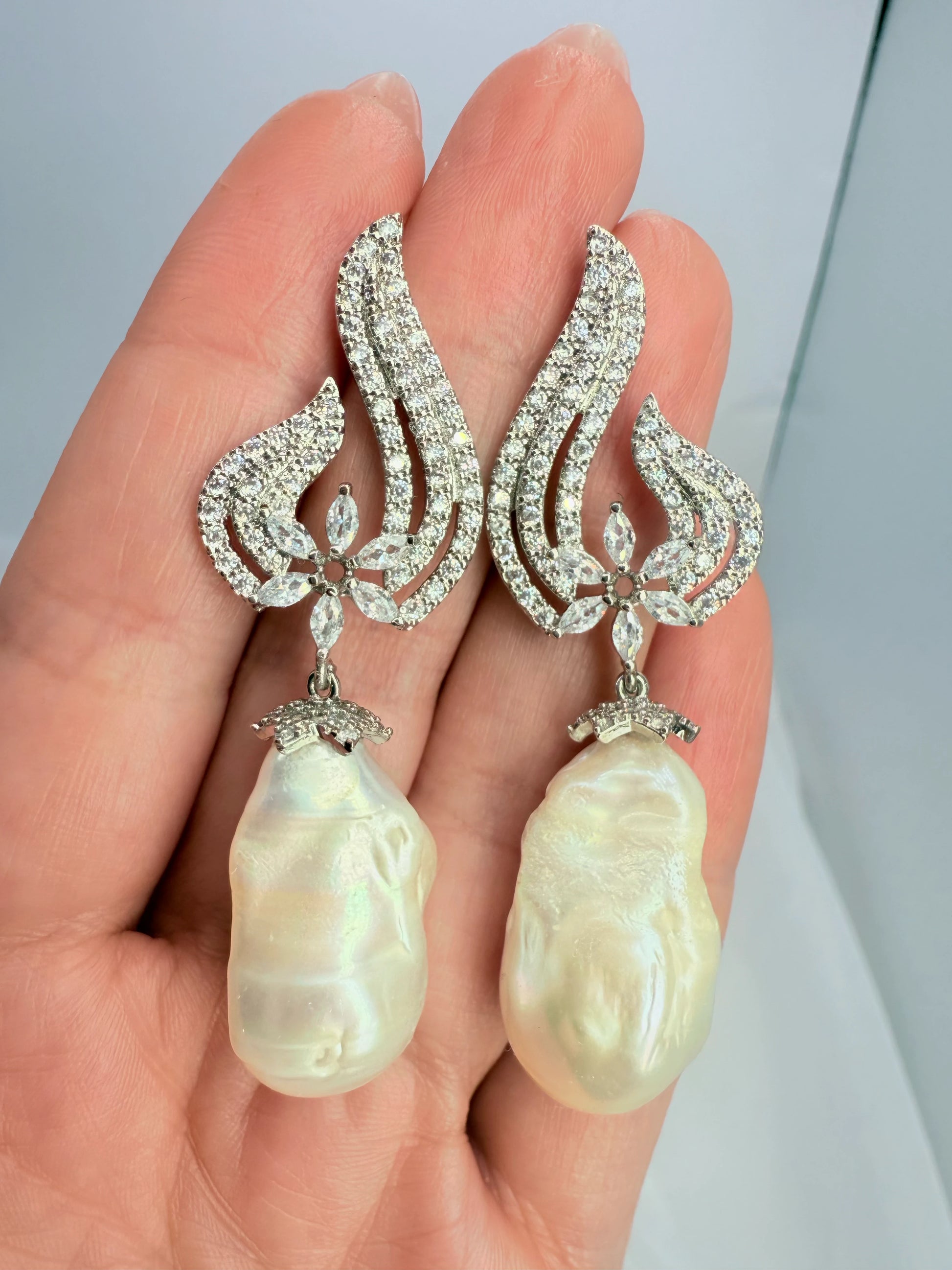 aros largos con circones y perla barroca natural