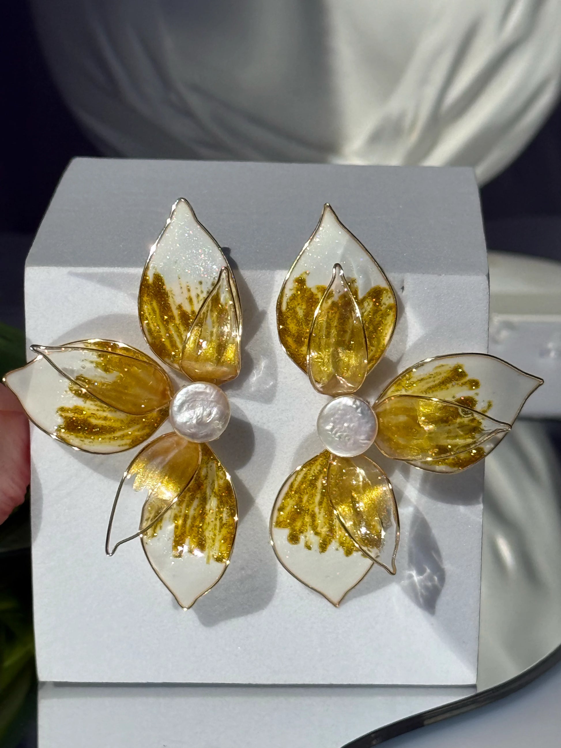 Aros grandes y muy livianos dorados y blancos con perla central 