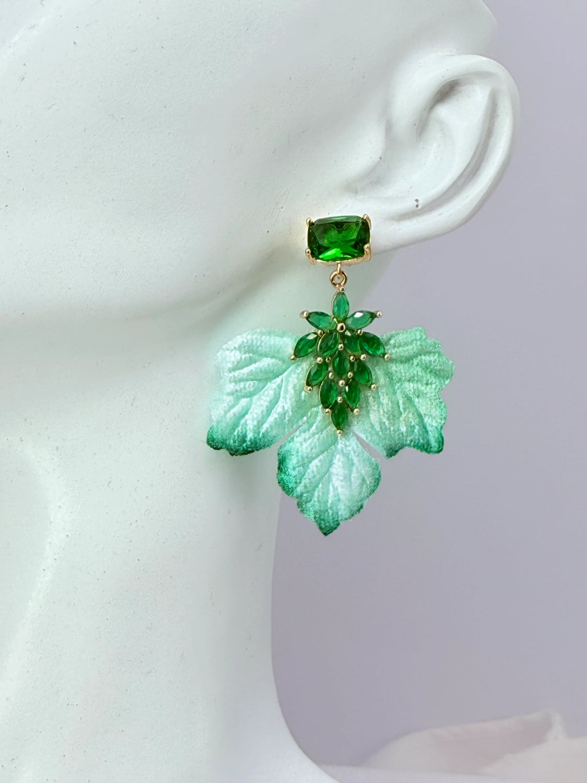 Aros hoja de terciopelo verde menta con cristal color esmeralda