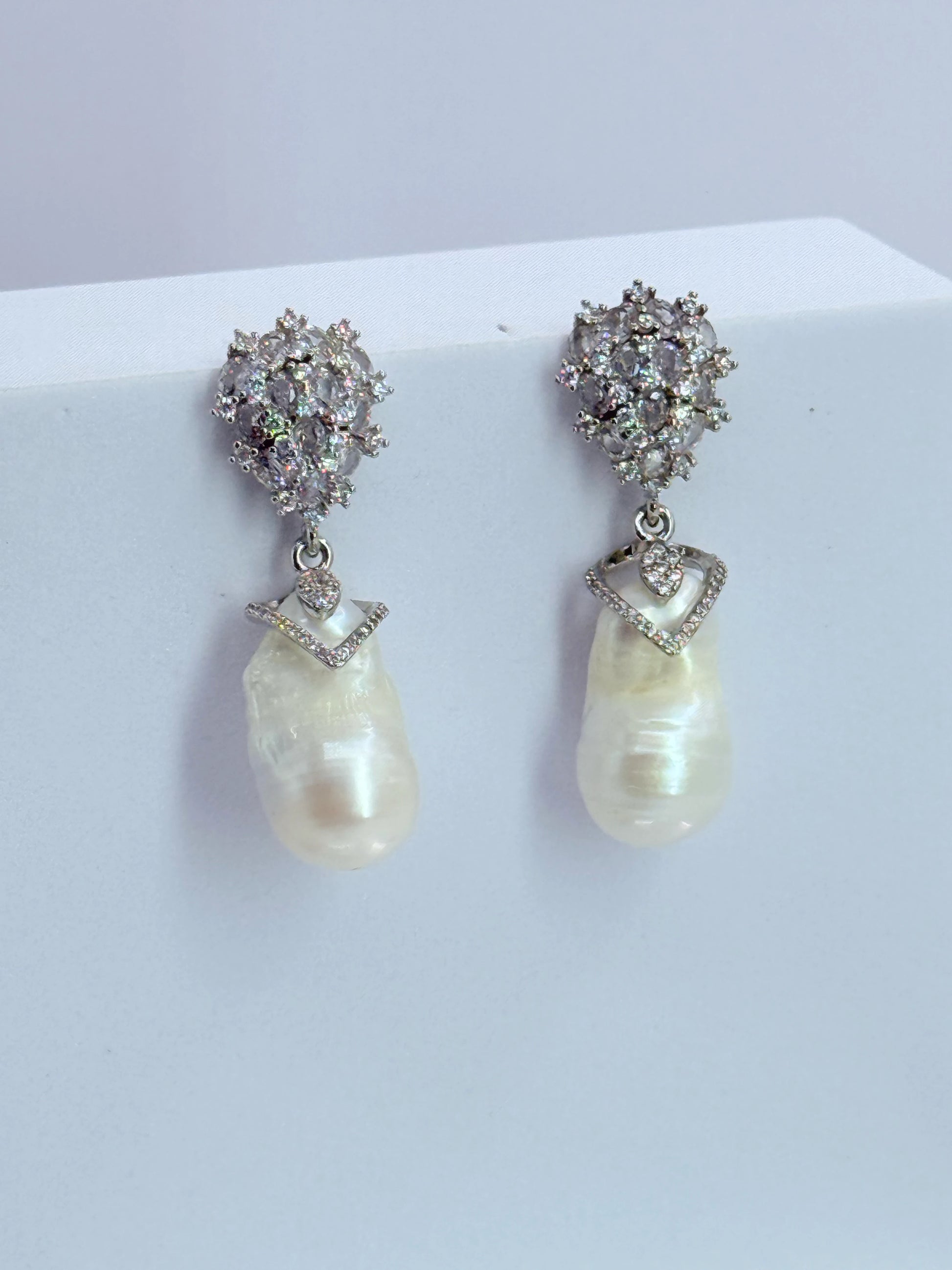 aros largos con perla barroca natural y circones