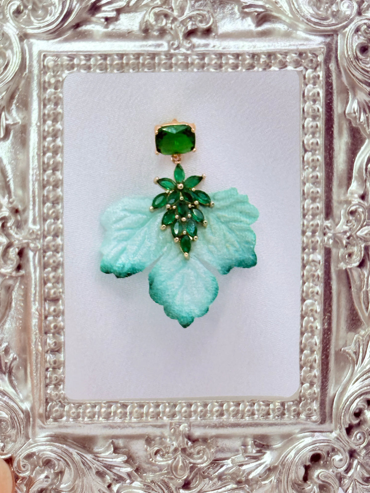 Aros hoja de terciopelo verde menta con cristal color esmeralda