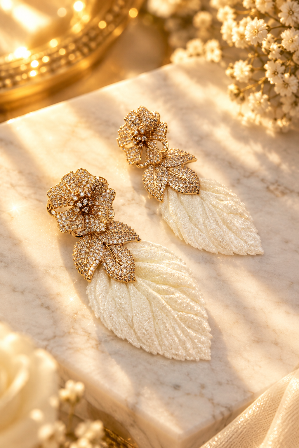 Aros flor de circones y hoja de terciopelo con baño de oro 18k