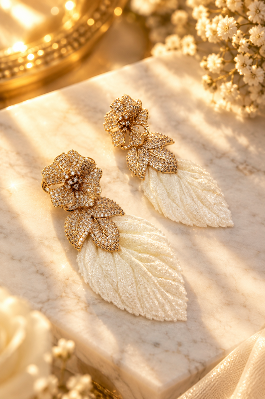 Aros flor de circones y hoja de terciopelo con baño de oro 18k
