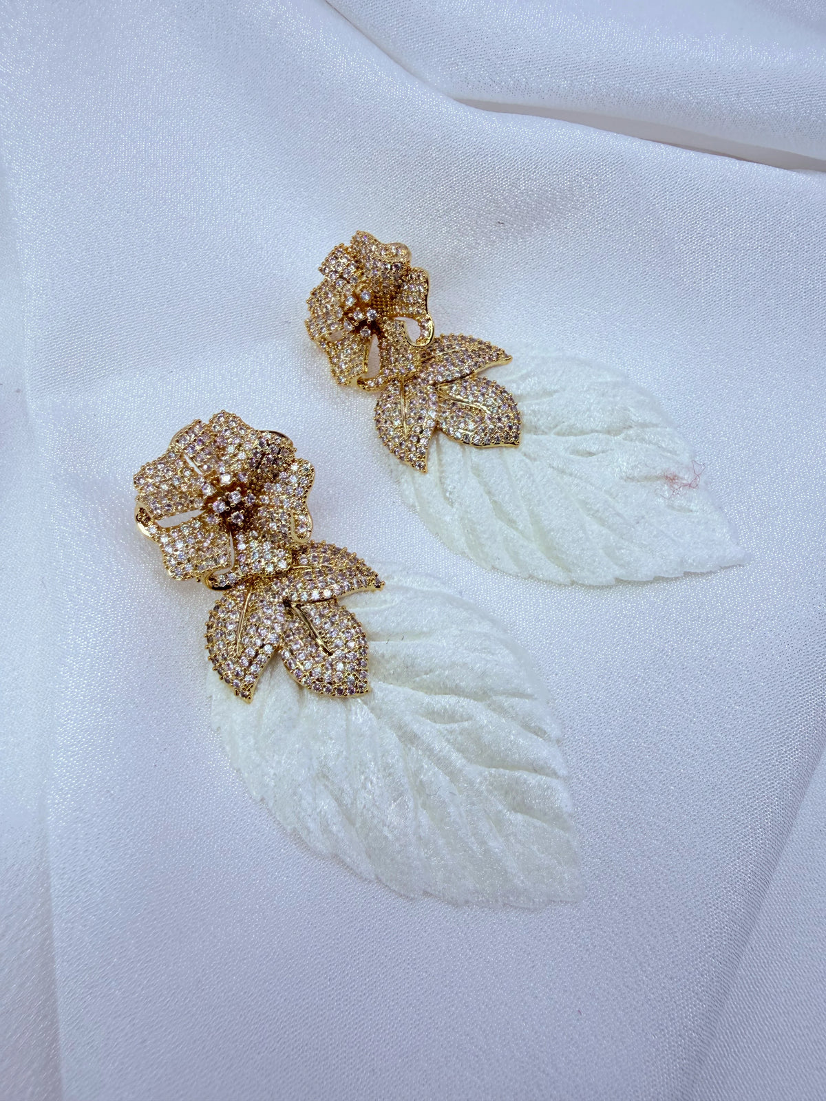 Aros flor de circones y hoja de terciopelo con baño de oro 18k