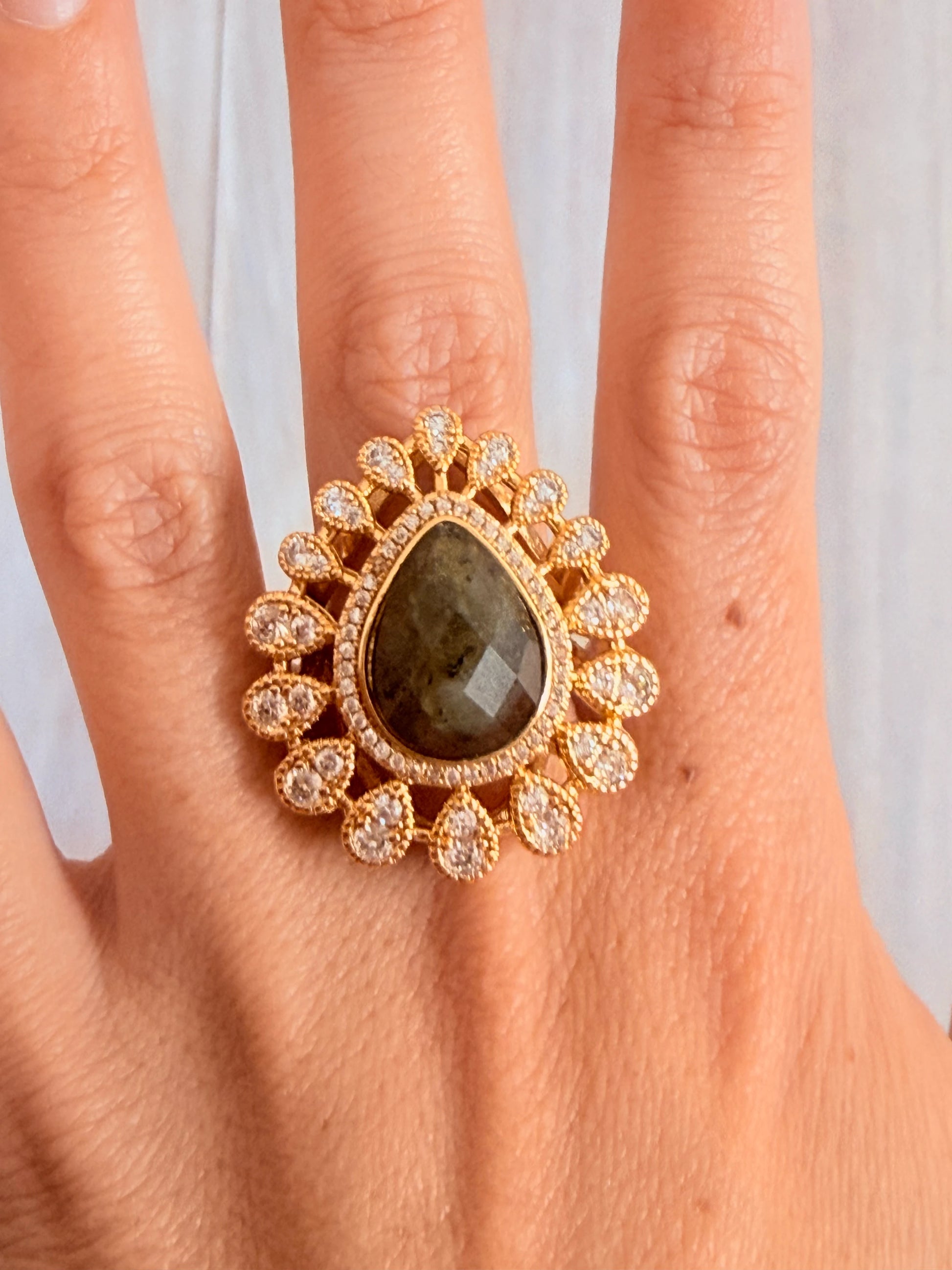 Anillo con labradorita en corte gota bañado en oro 18K con circones, anillo elegante ajustable Ideal regalo día de la madre 