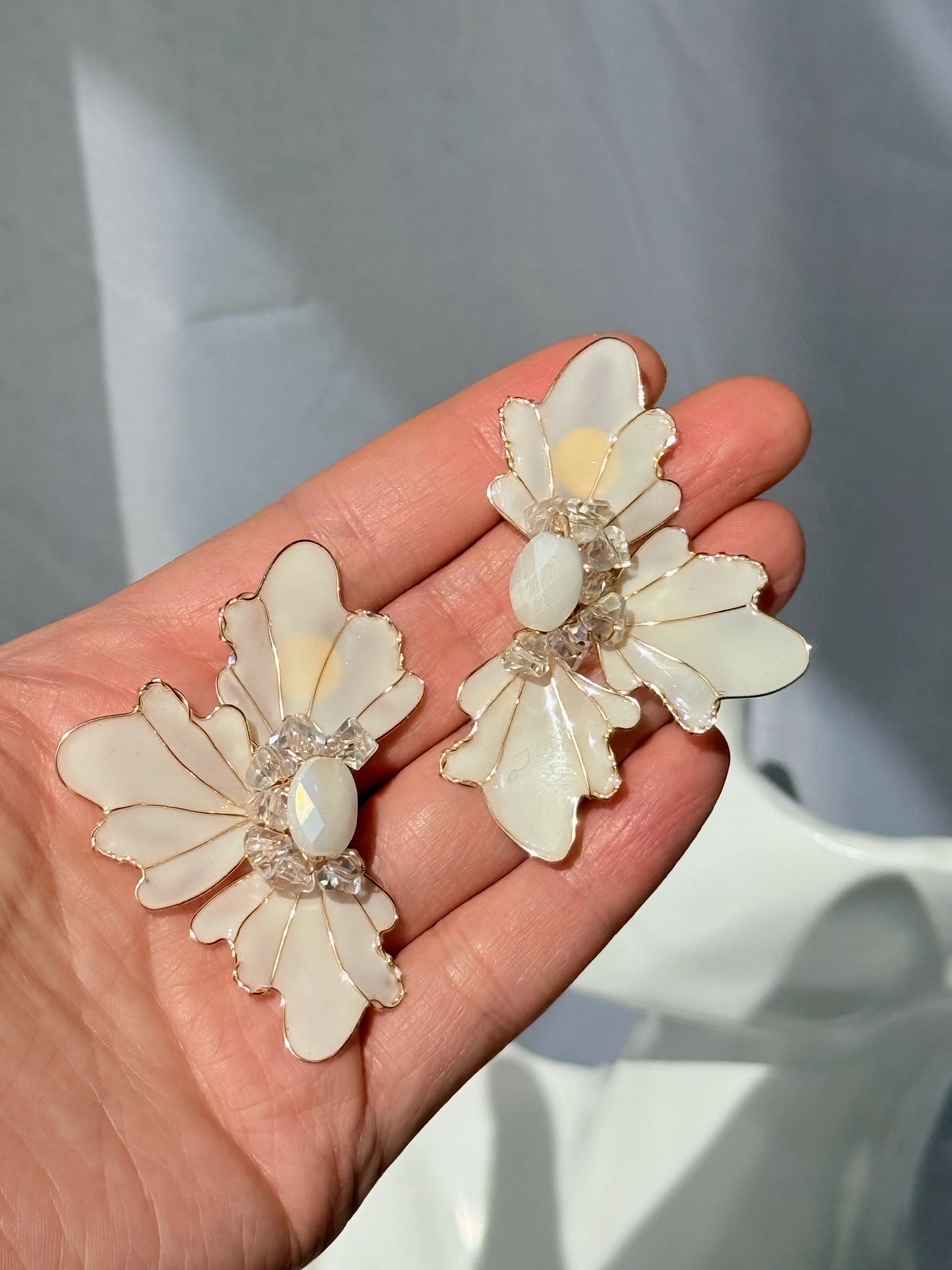 aros flor blanco mate con cristales bañado en oro 
