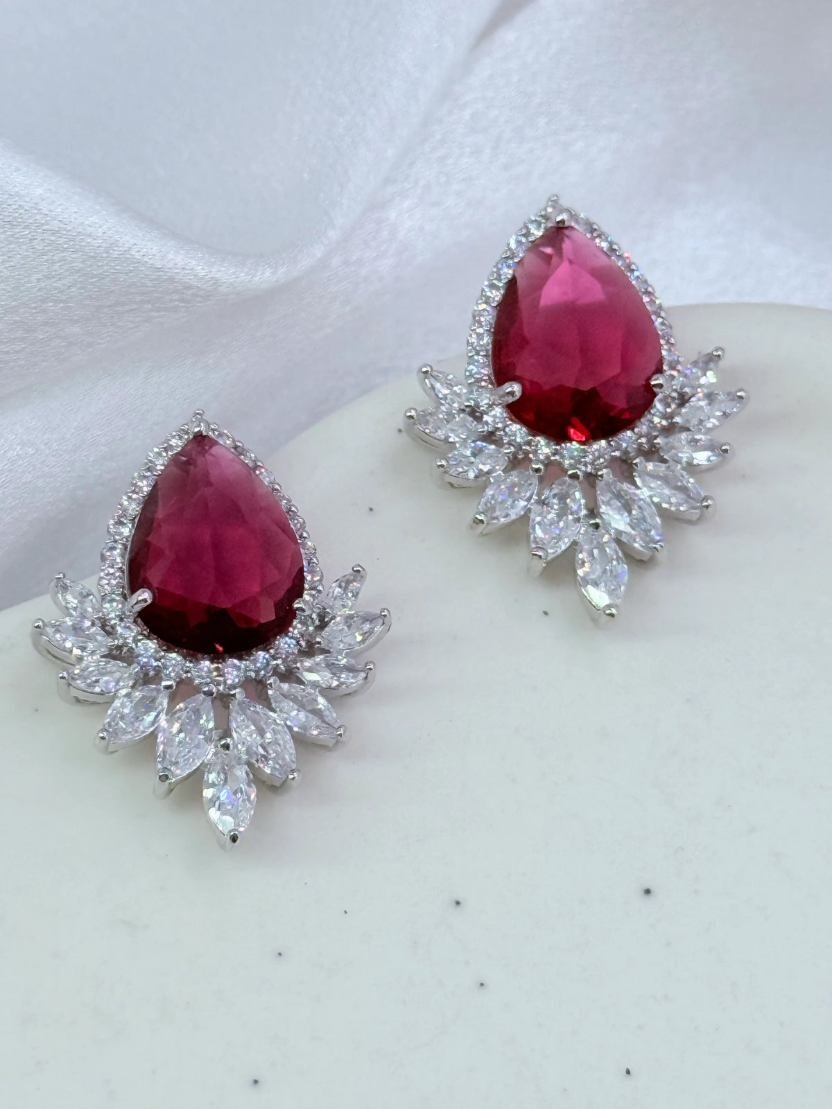 Aros de circón gran gota de color con halo de circones traslúcidos
