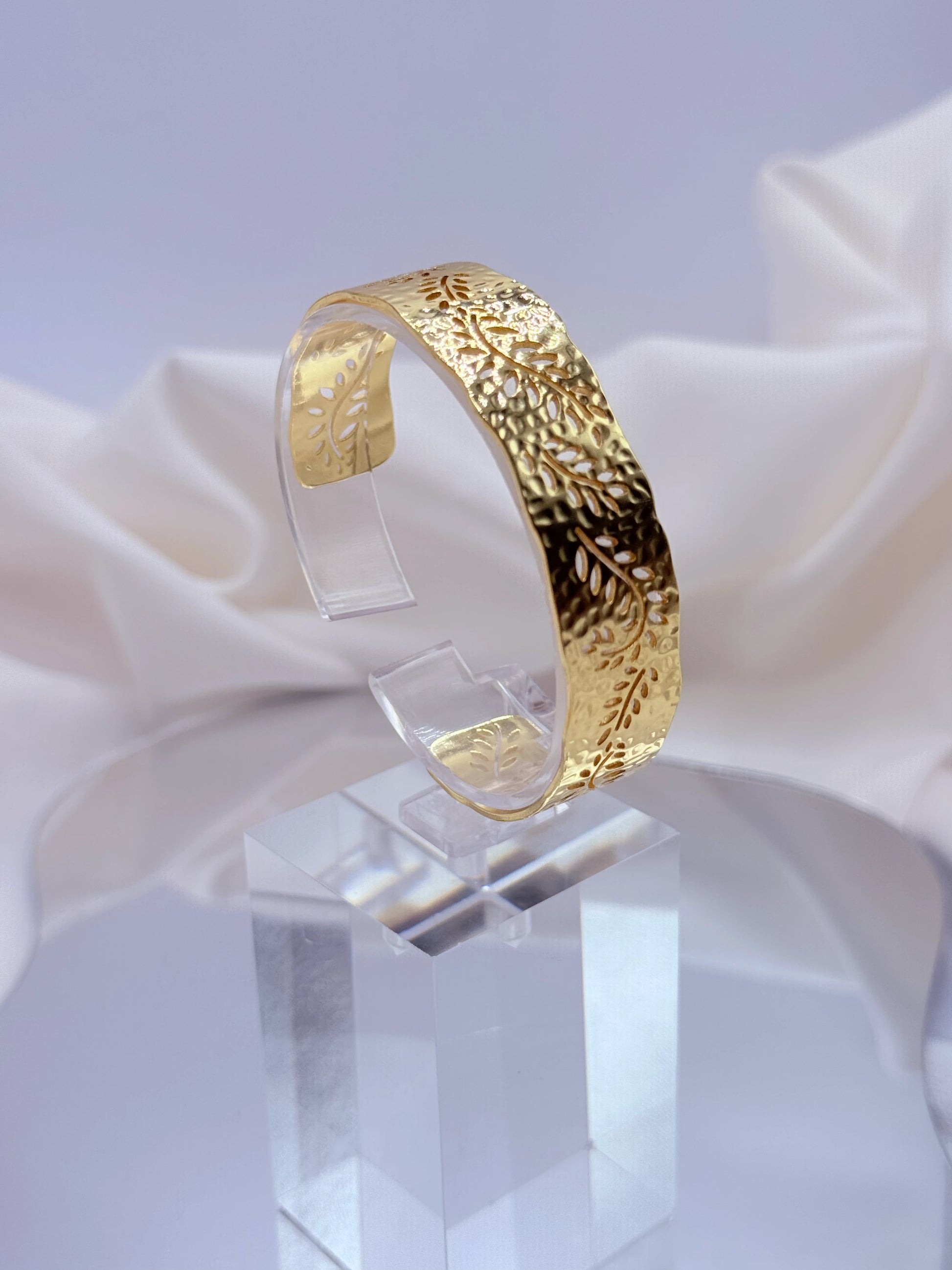 sta pulsera botánica bañada en oro 18K es perfecta para mujeres que buscan una joya elegante, artesanal y con inspiración natural única.