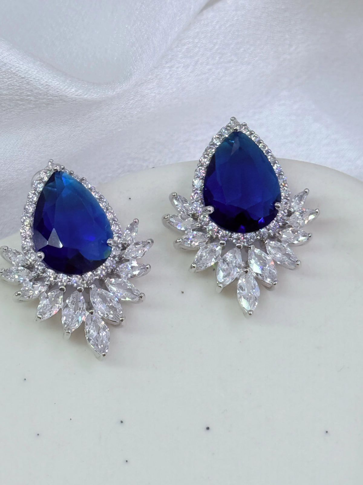 Aros de circón gran gota de color con halo de circones traslúcidos