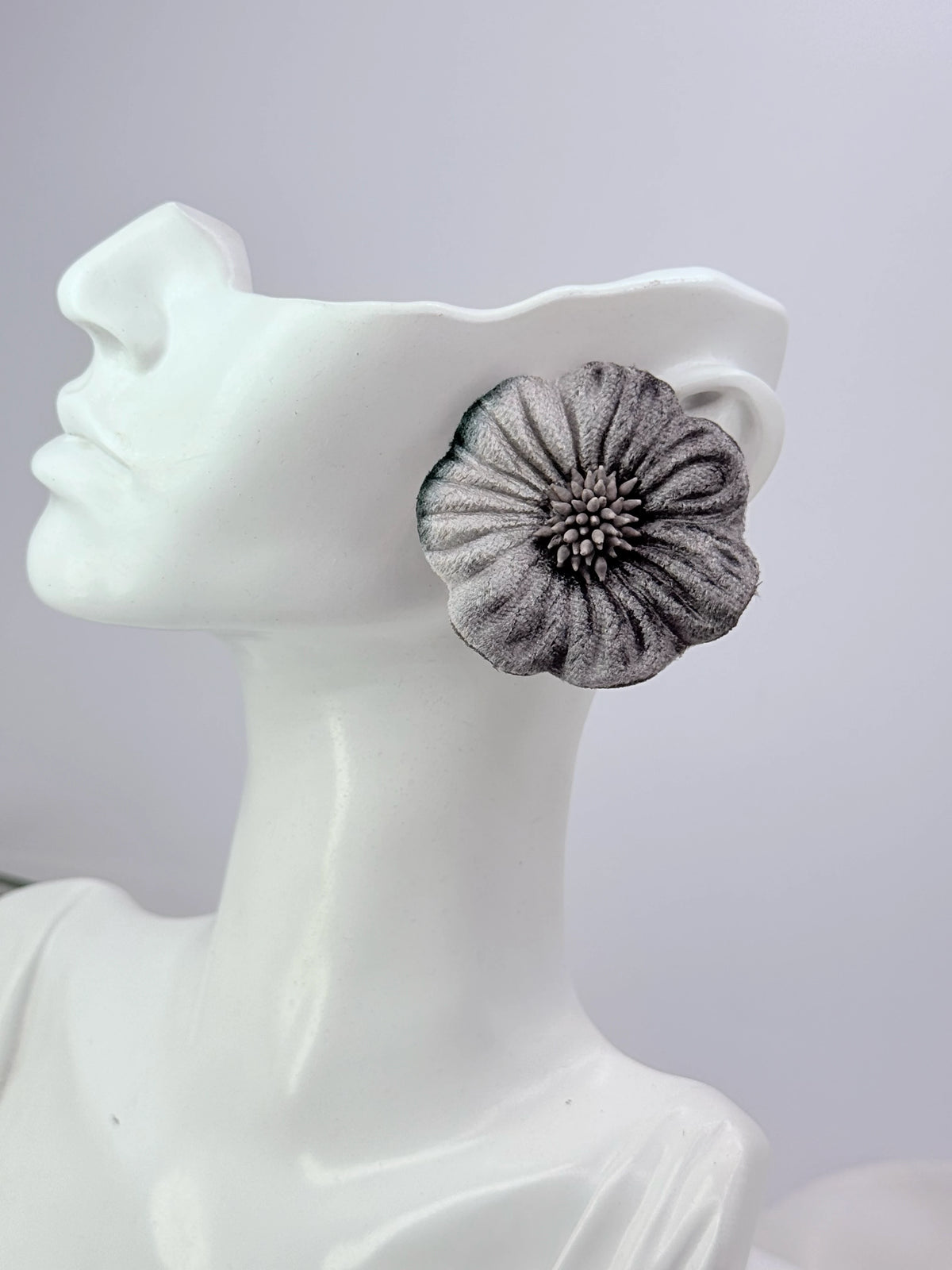 Aros maxi flor de terciopelo gris humo, grandes y livianos
