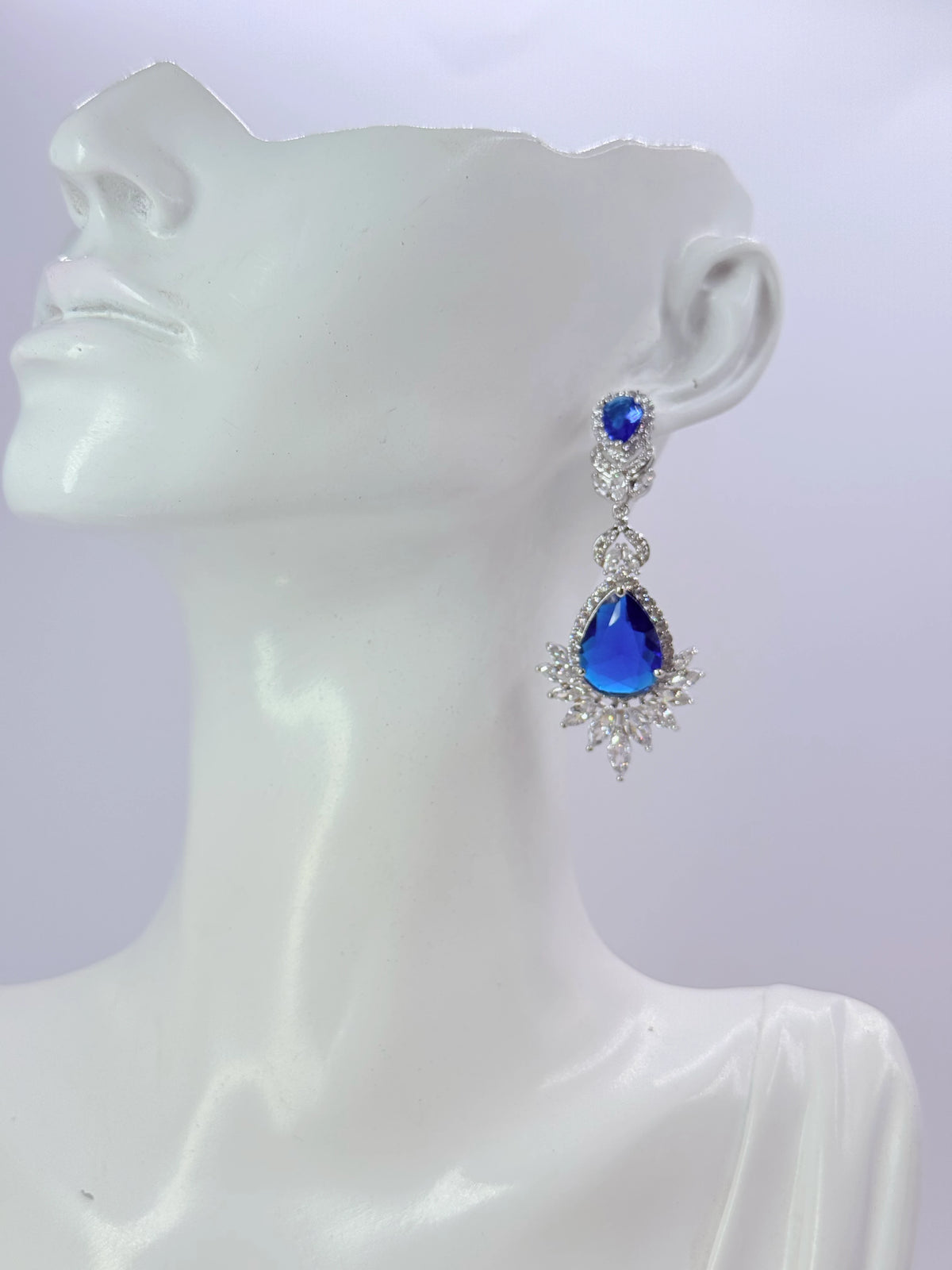 Aros doble gota zafiro con halo de circones