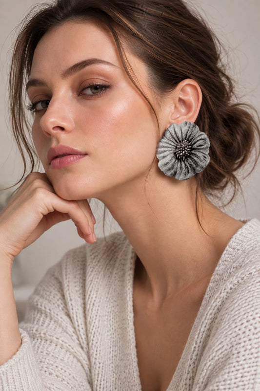 Aros maxi flor de terciopelo gris humo, grandes y livianos