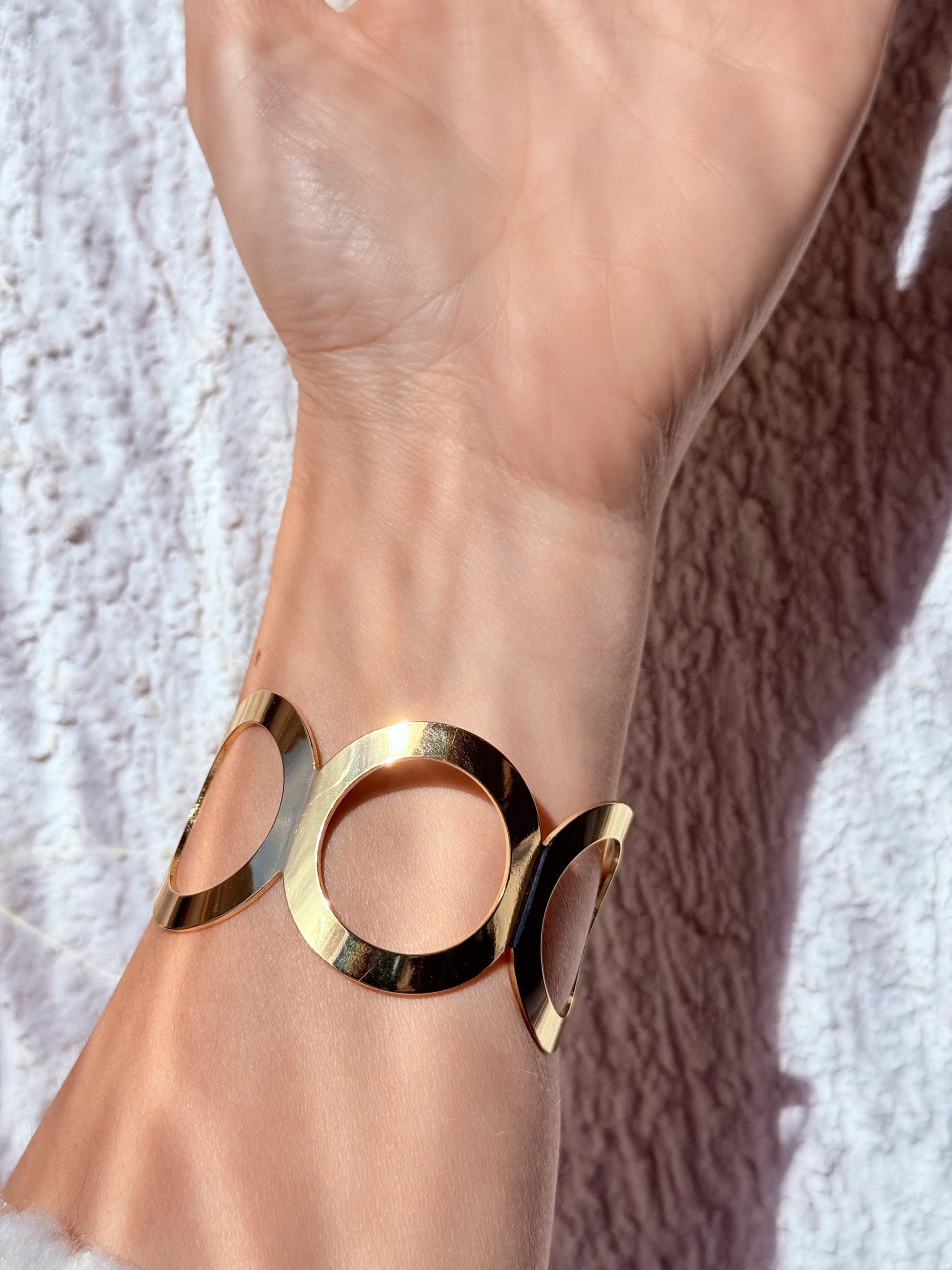 Pulsera geométrica bañada en oro 18K con diseño circular contemporáneo