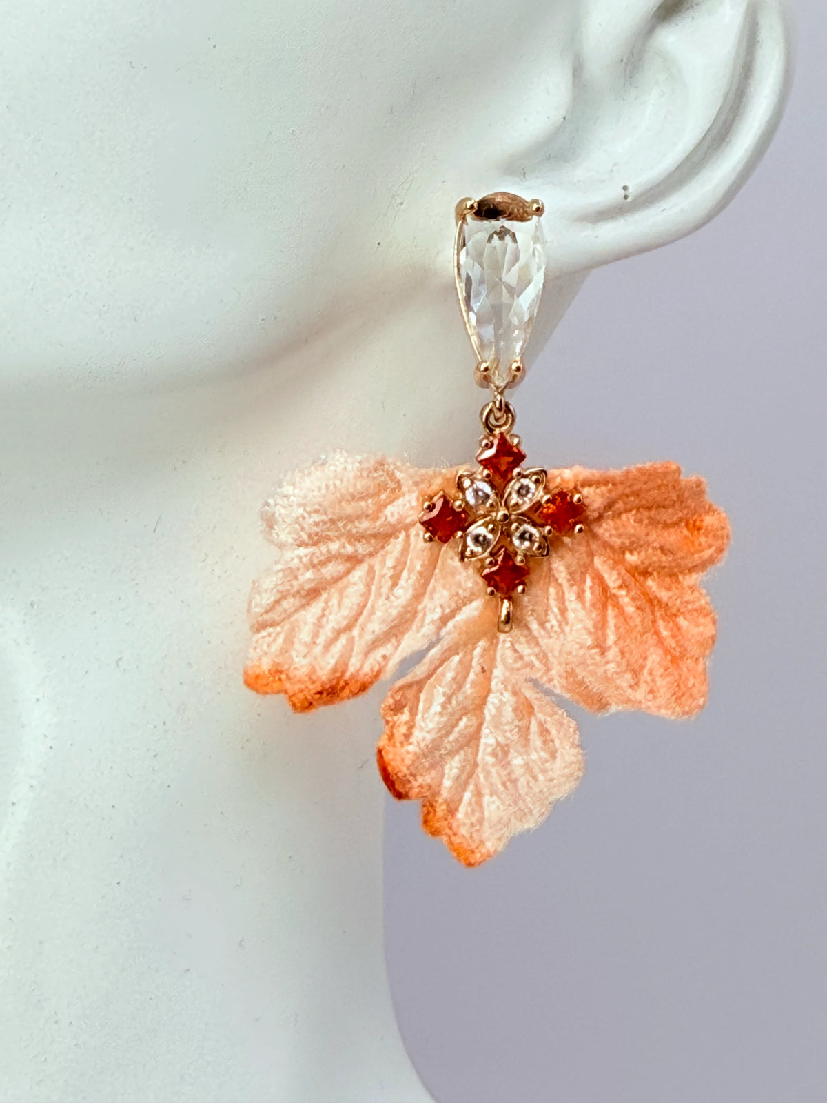 Aros hoja de terciopelo durazno con cruz de circones