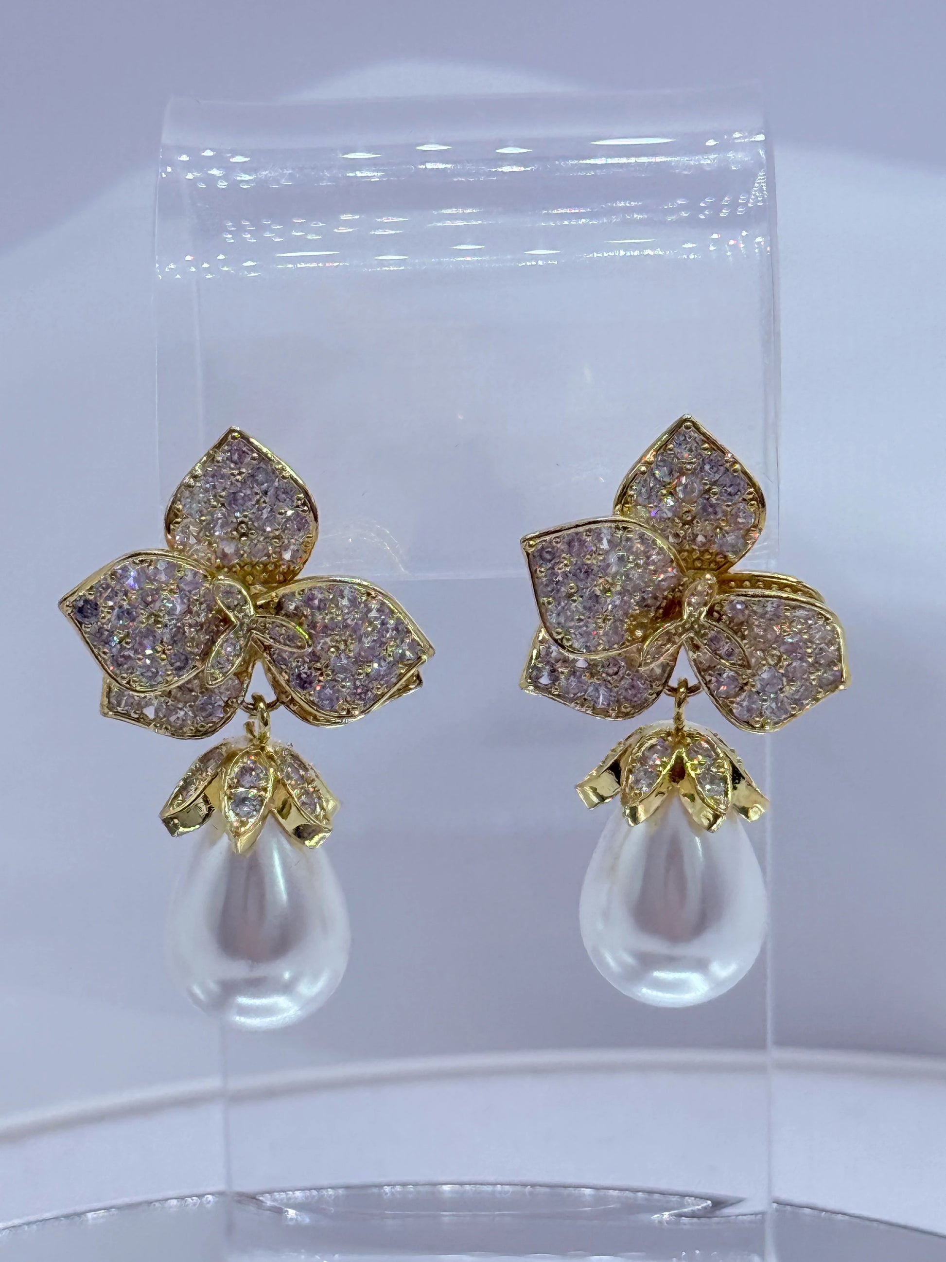 aros flor con circones y perla shell lágrima baño oro 18k
