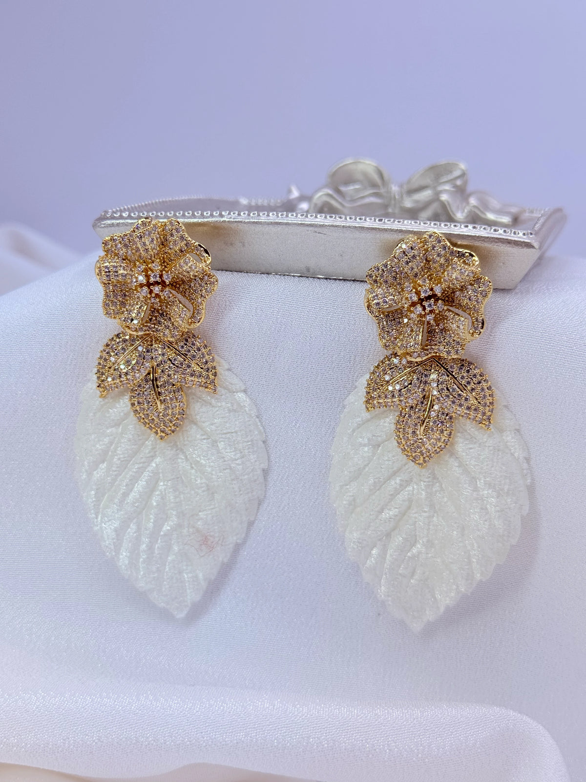 Aros flor de circones y hoja de terciopelo con baño de oro 18k