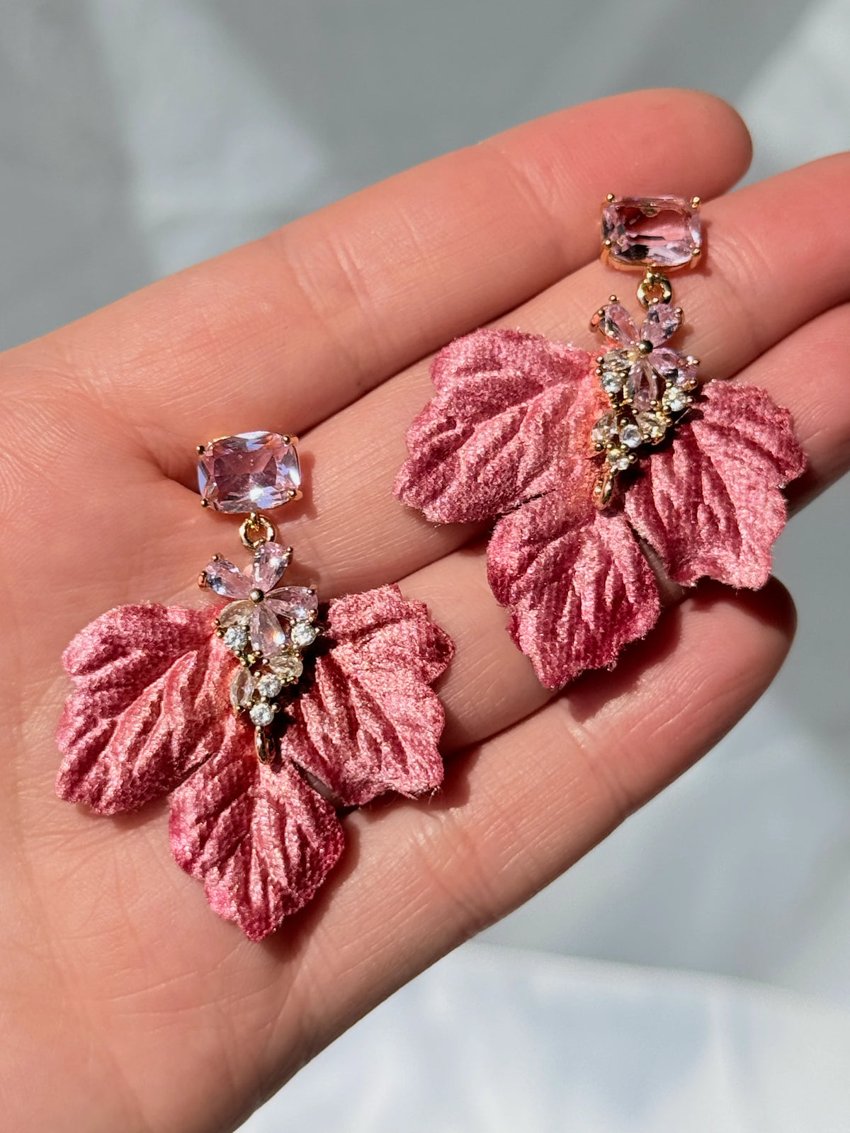 Aros hoja de terciopelo rosa con circones, grandes y livianos