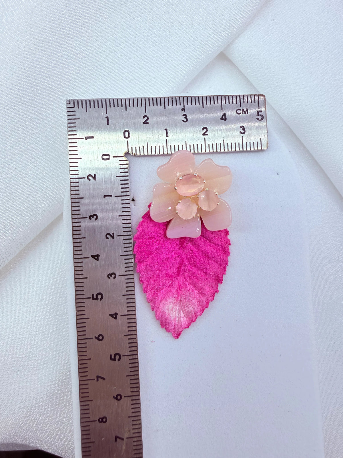 Aros mini hoja de terciopelo fucsia con flor de nácar