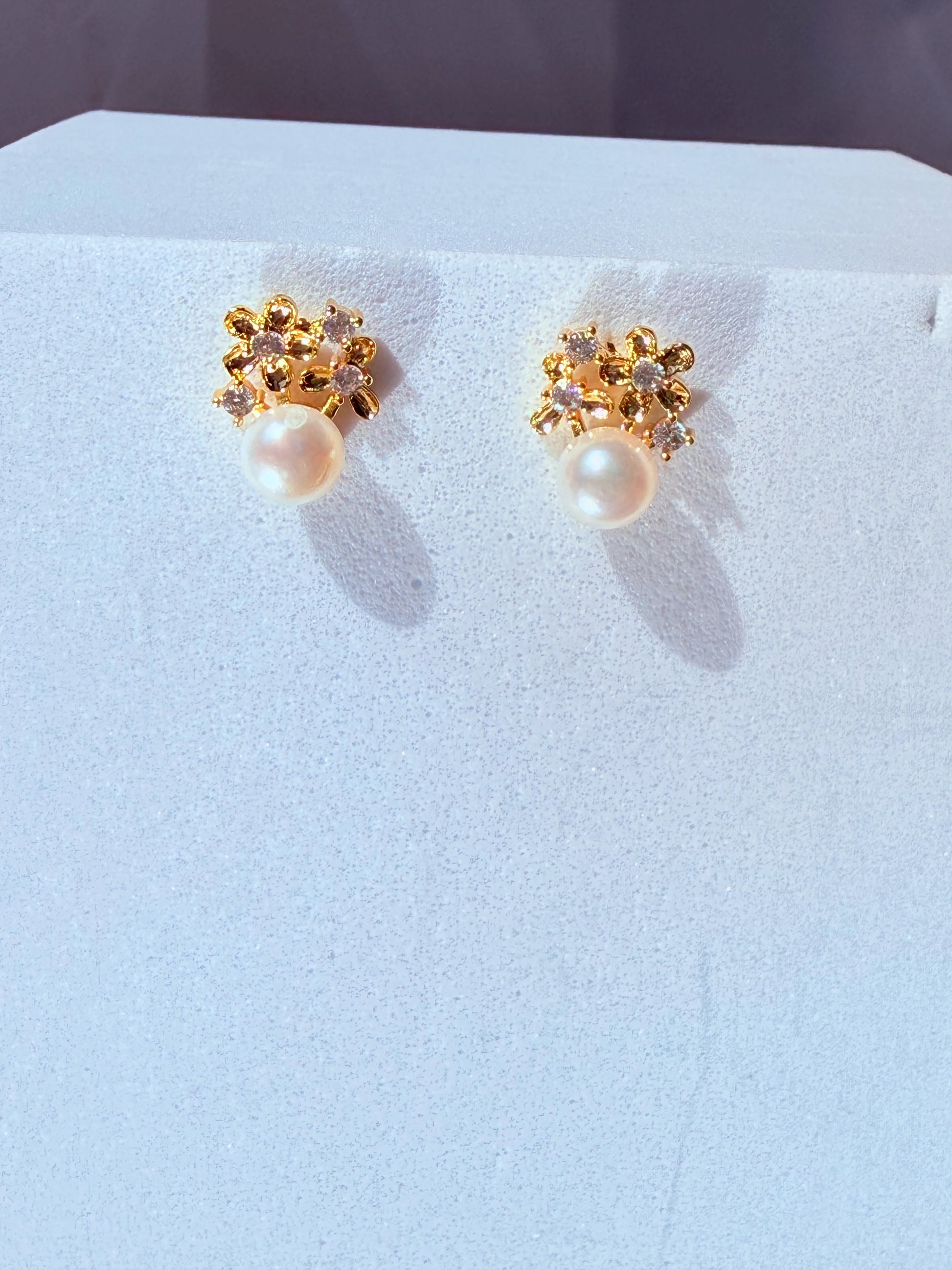 conjunto floral con perlas naturales y circones La Merced Joyas
