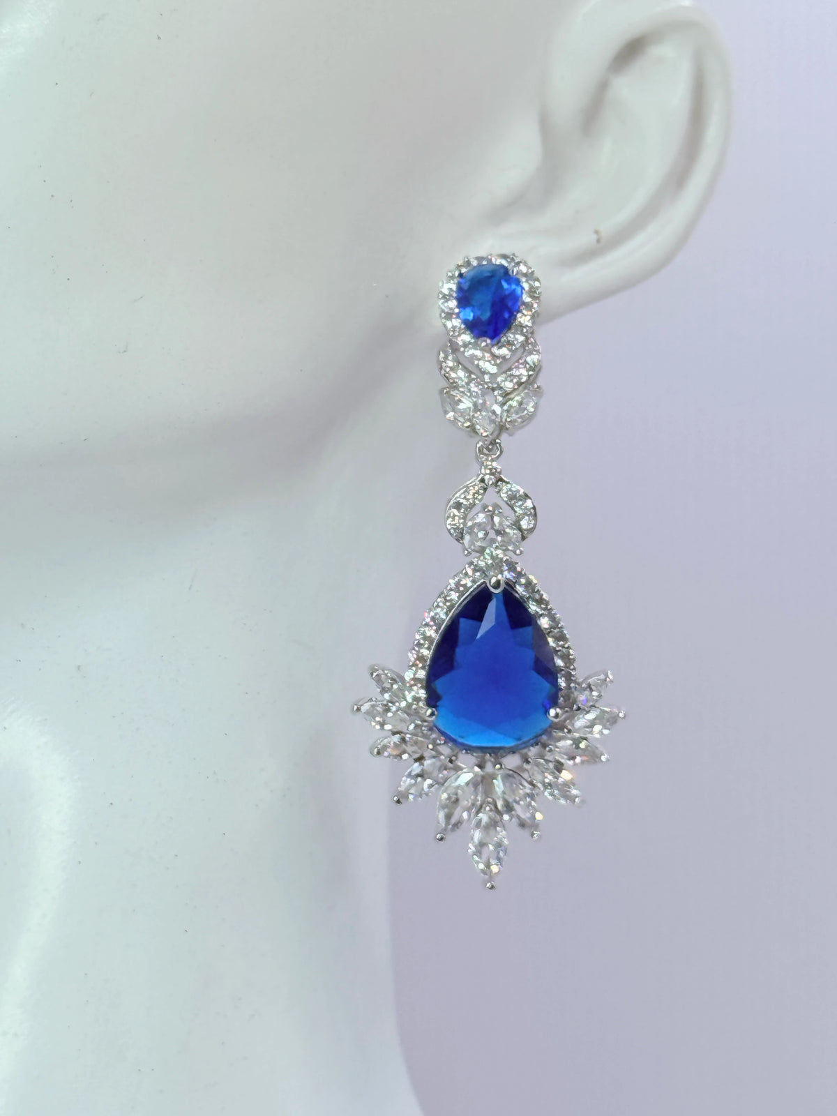 Aros doble gota zafiro con halo de circones