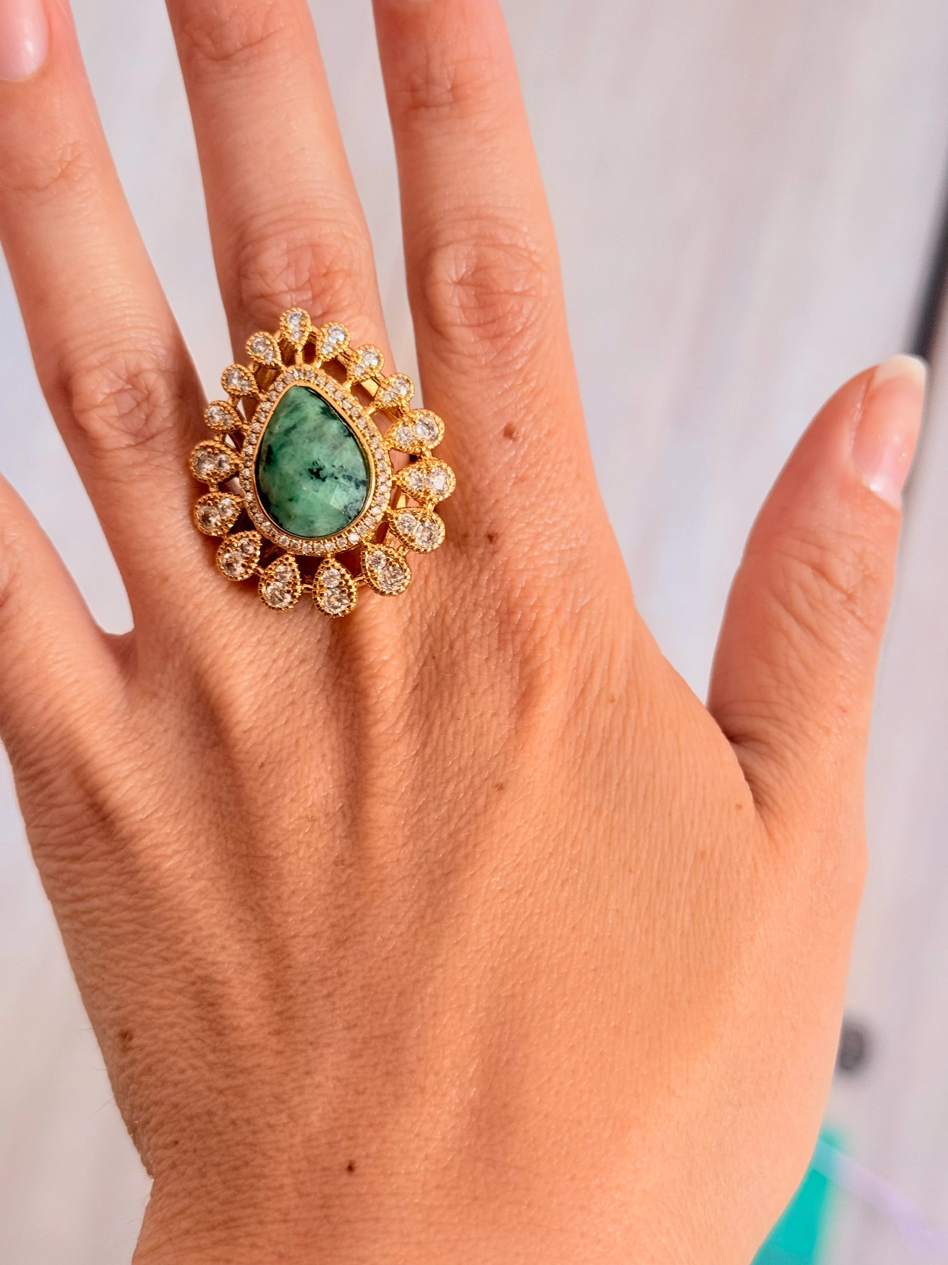 Anillo con jaspe africano verde en corte gota bañado en oro 18K con halo de circones Regalo día de la madre 