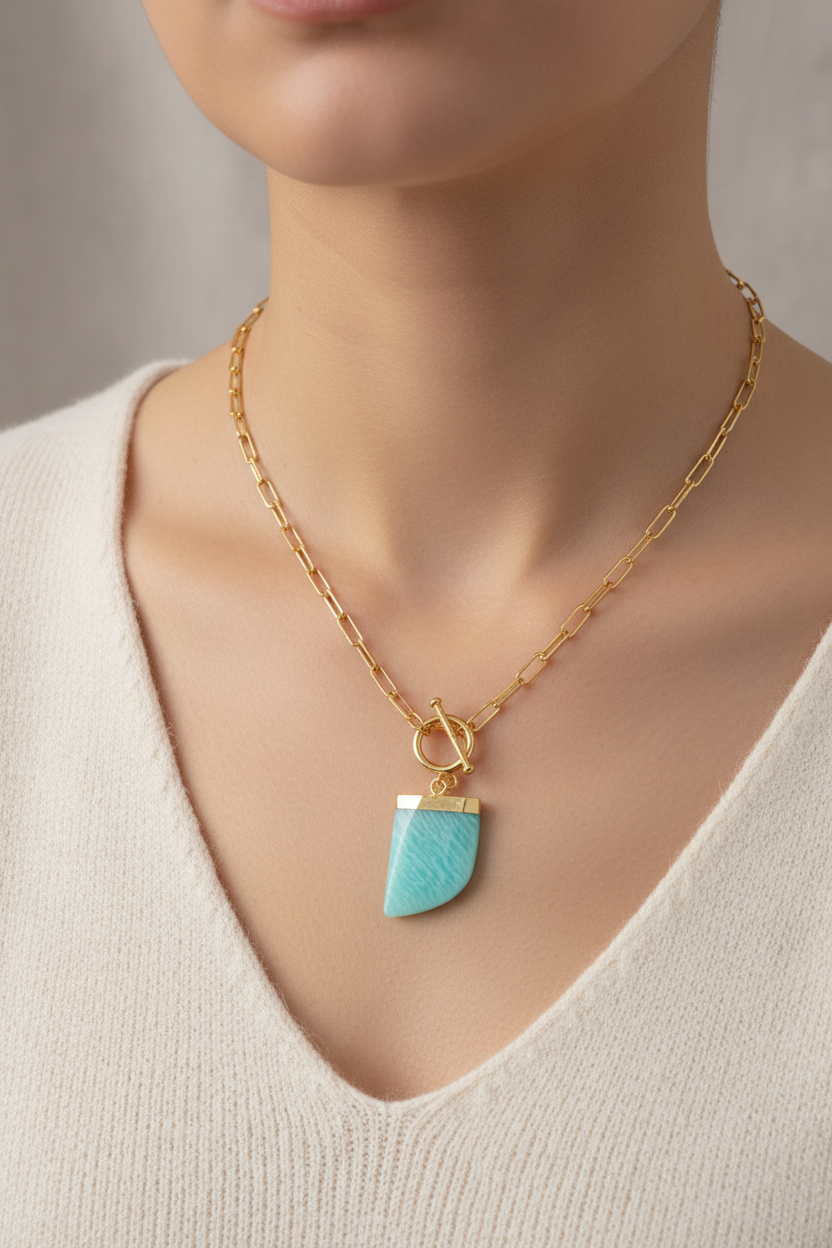 Collar de cadena gruesa bañada en oro con cierre tipo timón y colgante de piedra natural amazonita