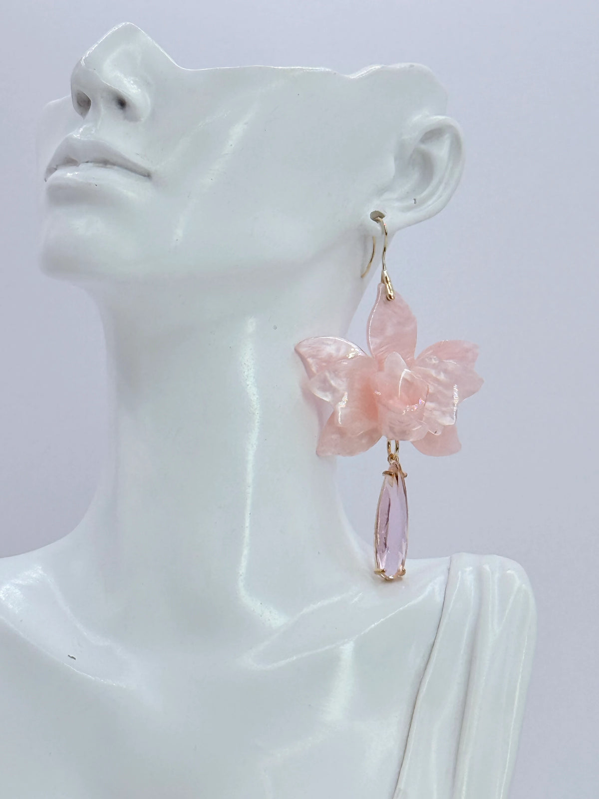 Aros flor de acrílico rosa pastel con gota de cristal y baño de oro