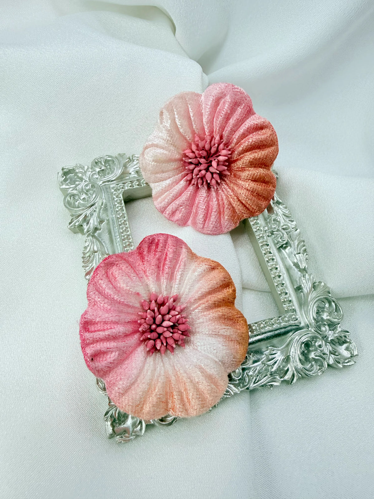 Aros maxi flor de terciopelo degradé rosa pastel, grandes y livianos