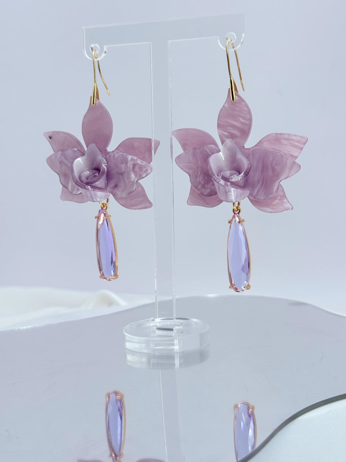 Aros flor de acrílico lila con gota de cristal y baño de oro