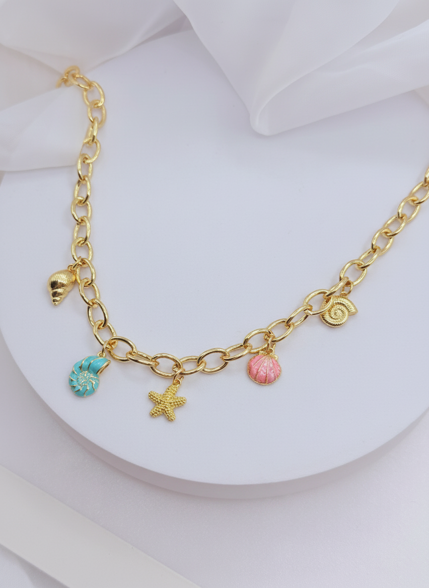 Collar con dijes marinos y cadena de eslabones bañado en oro.