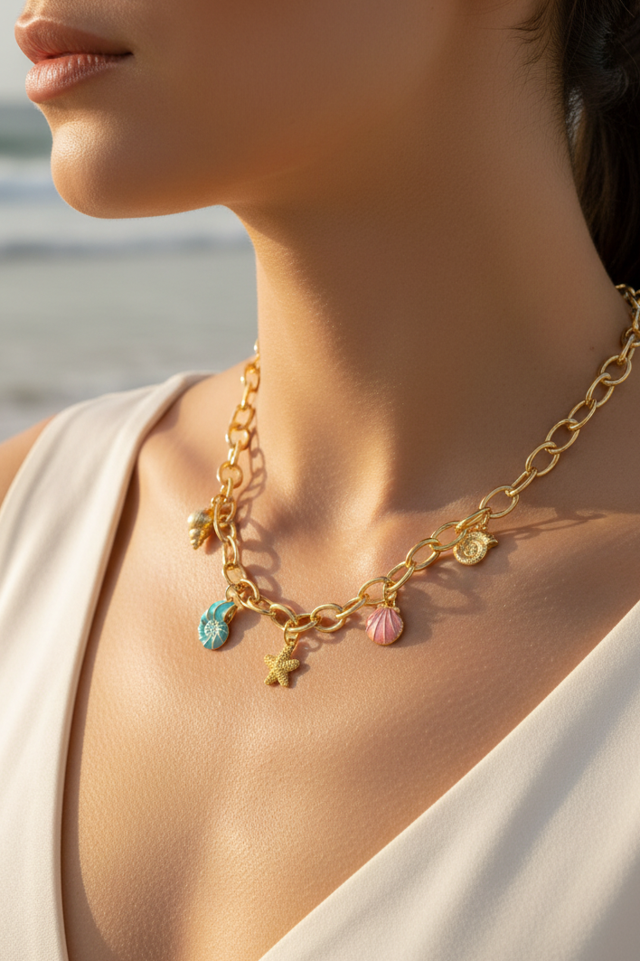 Collar con dijes marinos y cadena de eslabones bañado en oro. Perfecto para looks veraniegos y para regalar en ocasiones especiales