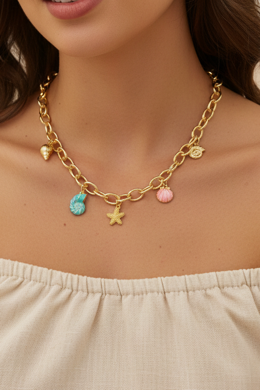 Collar con dijes marinos y cadena de eslabones bañado en oro. Perfecto para regalar en ocasiones especiales