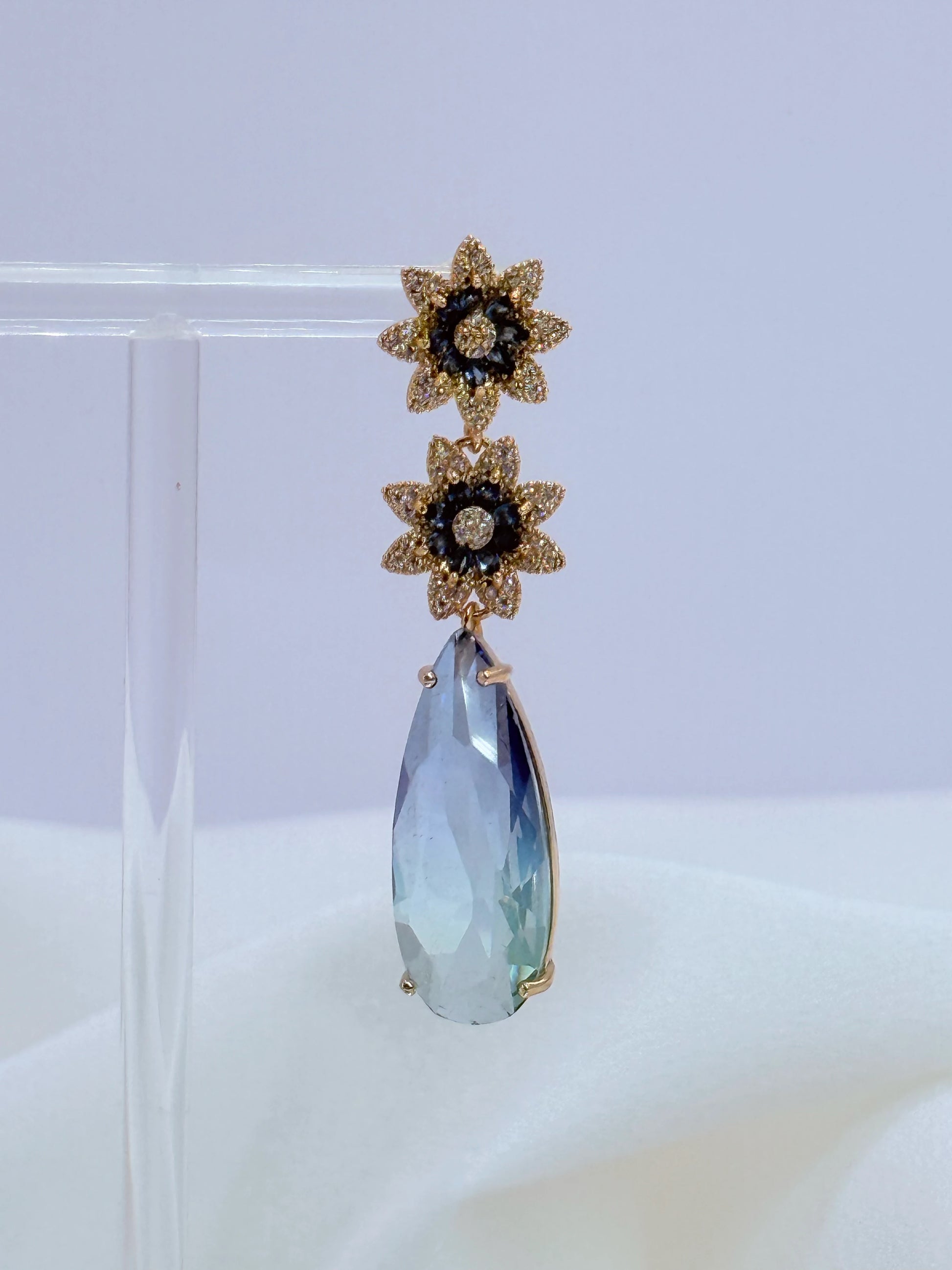 Aros flor doble circonitas azules gota degradé bicolor oro 18K - largo 5,5 cm - La Merced Joyas
