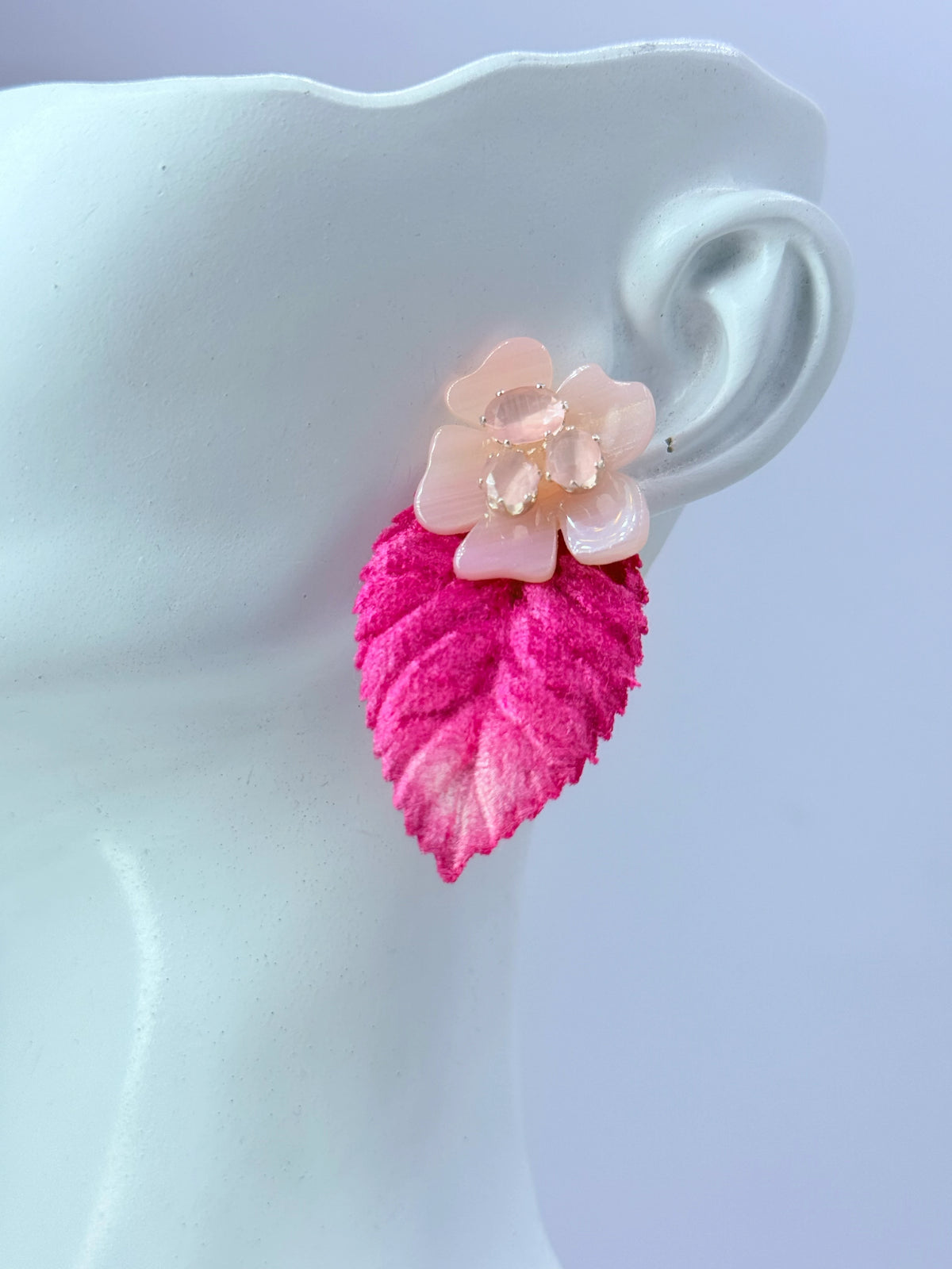 Aros mini hoja de terciopelo fucsia con flor de nácar