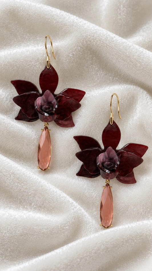 Aros flor de acrílico color vino con gota de cristal y baño de oro