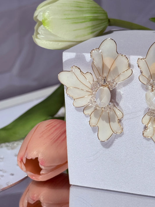 aros flor blanco mate con cristales elegantes para novia Fiesta eventos especiales