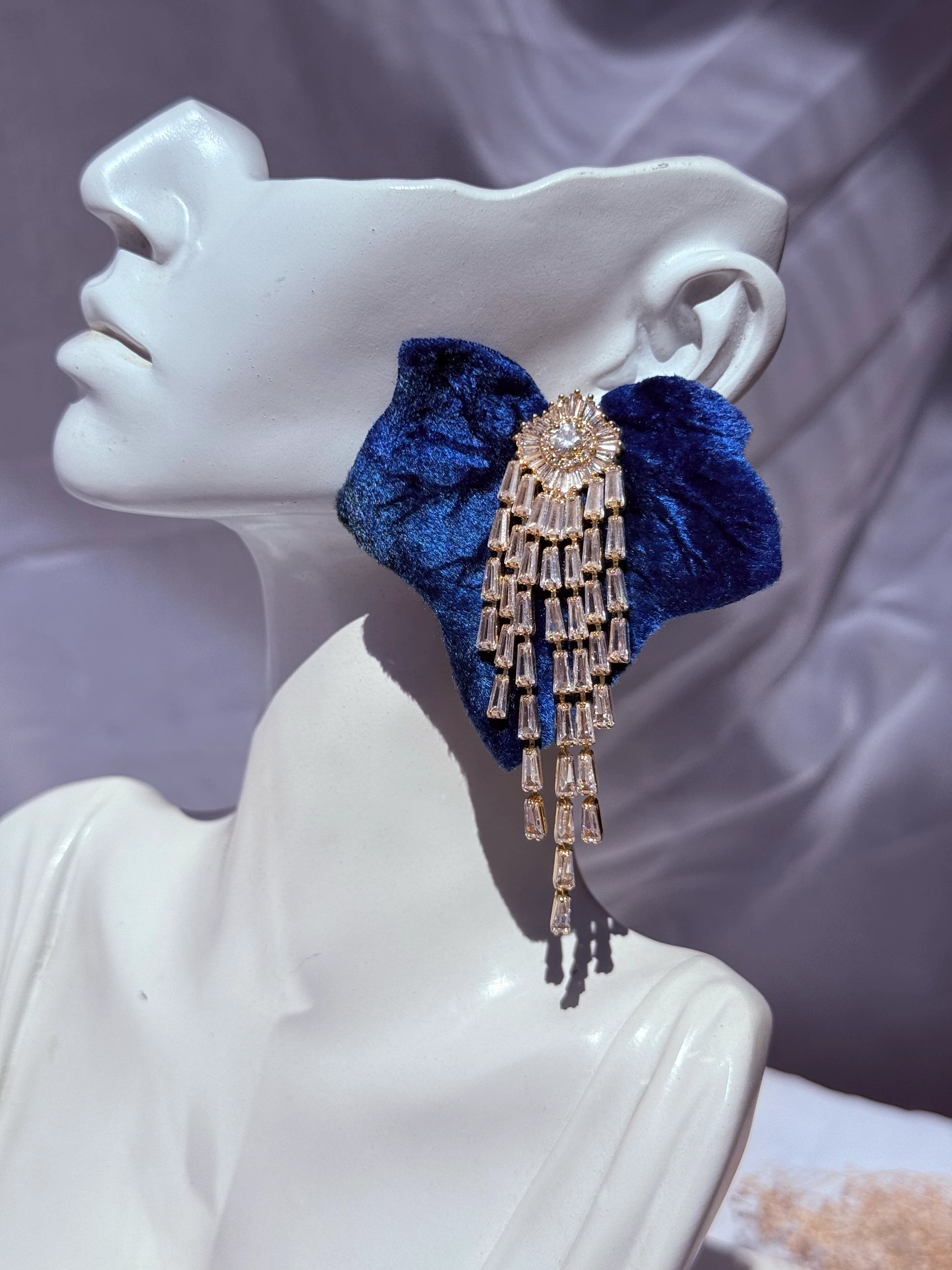 aros terciopelo azul con cascada de circones en plata rodinada Diseño exclusivo aros de autor 