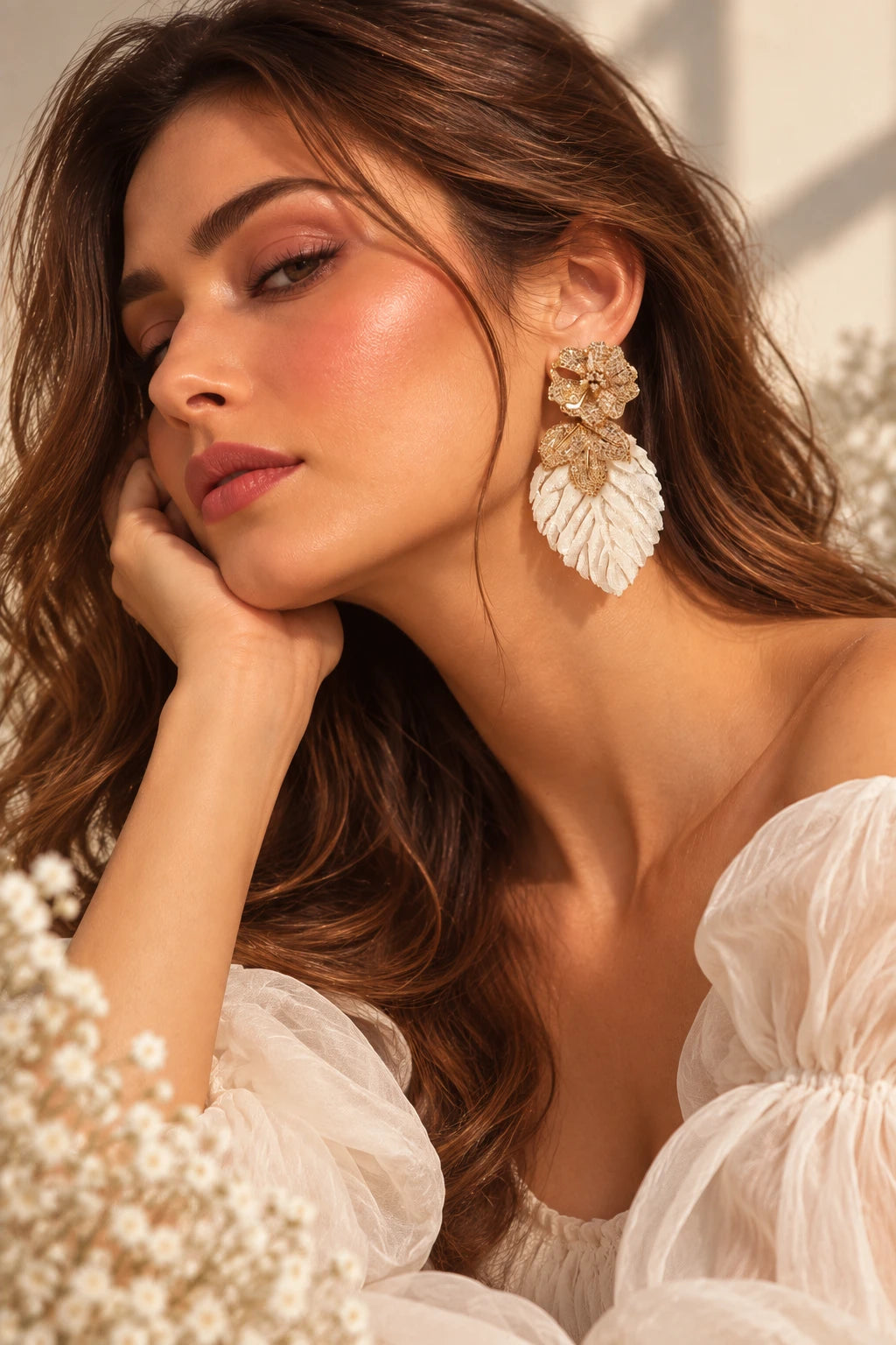 Aros flor de circones y hoja de terciopelo con baño de oro 18k