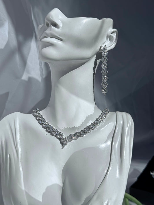 Conjunto de aros y collar de circones corte marquise bañado en rodio 