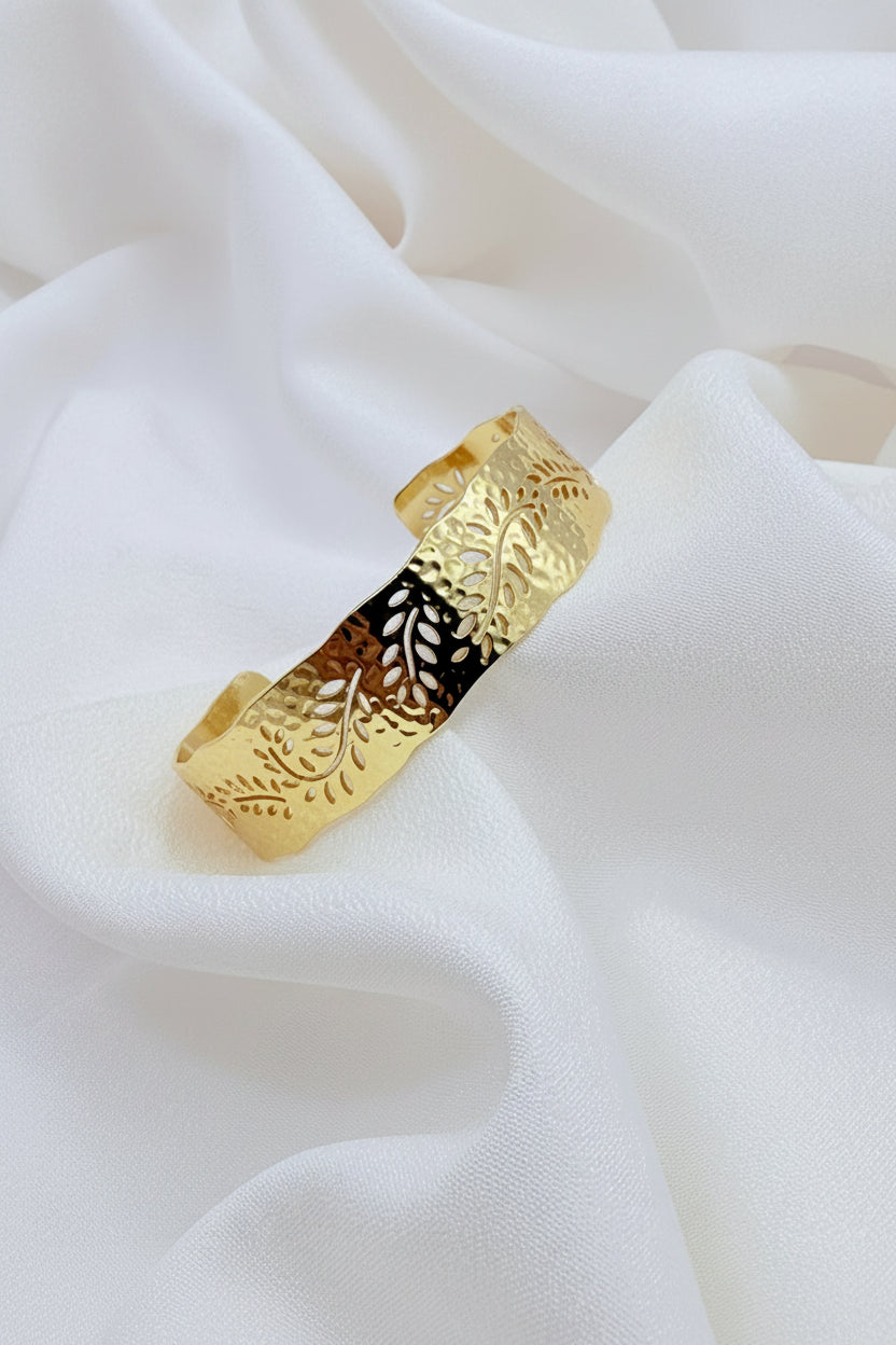 sta pulsera botánica bañada en oro 18K es perfecta para mujeres que buscan una joya elegante, artesanal y con inspiración natural única.