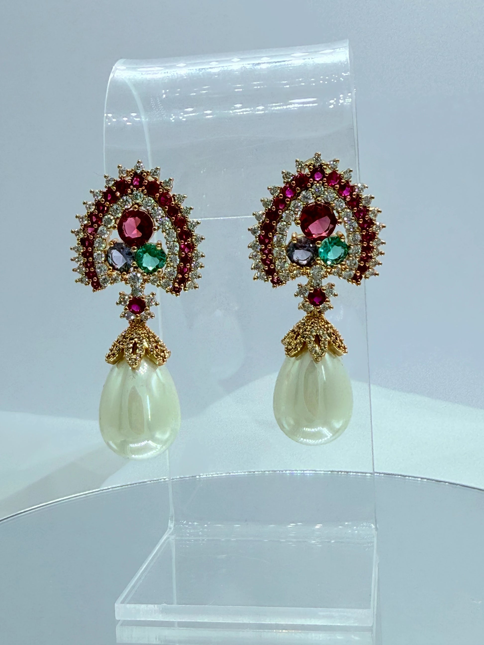 aros de fiesta con circones fucsia verde y perla shell