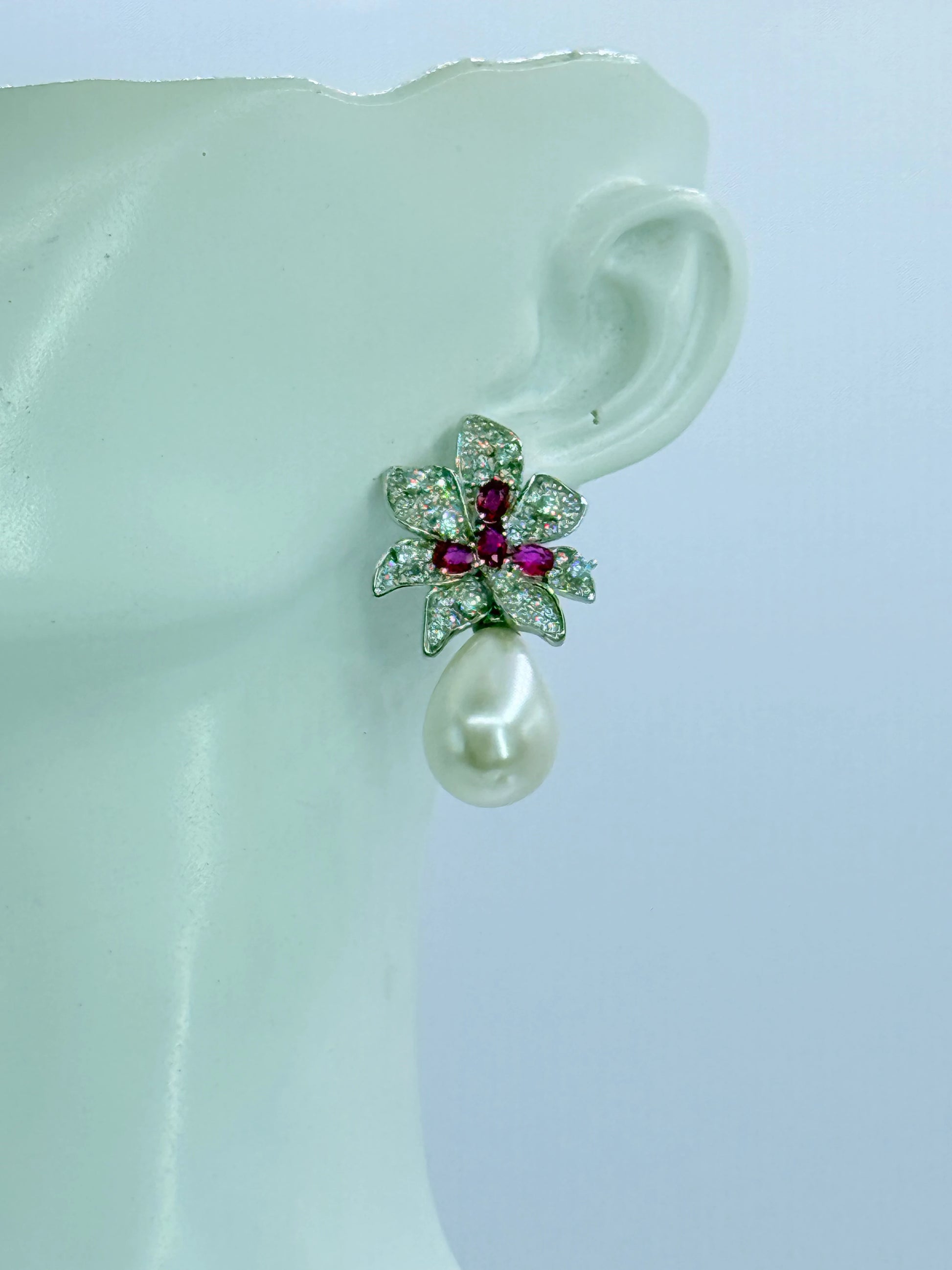 aros elegantes flor con cristales fucsia y perla shell
