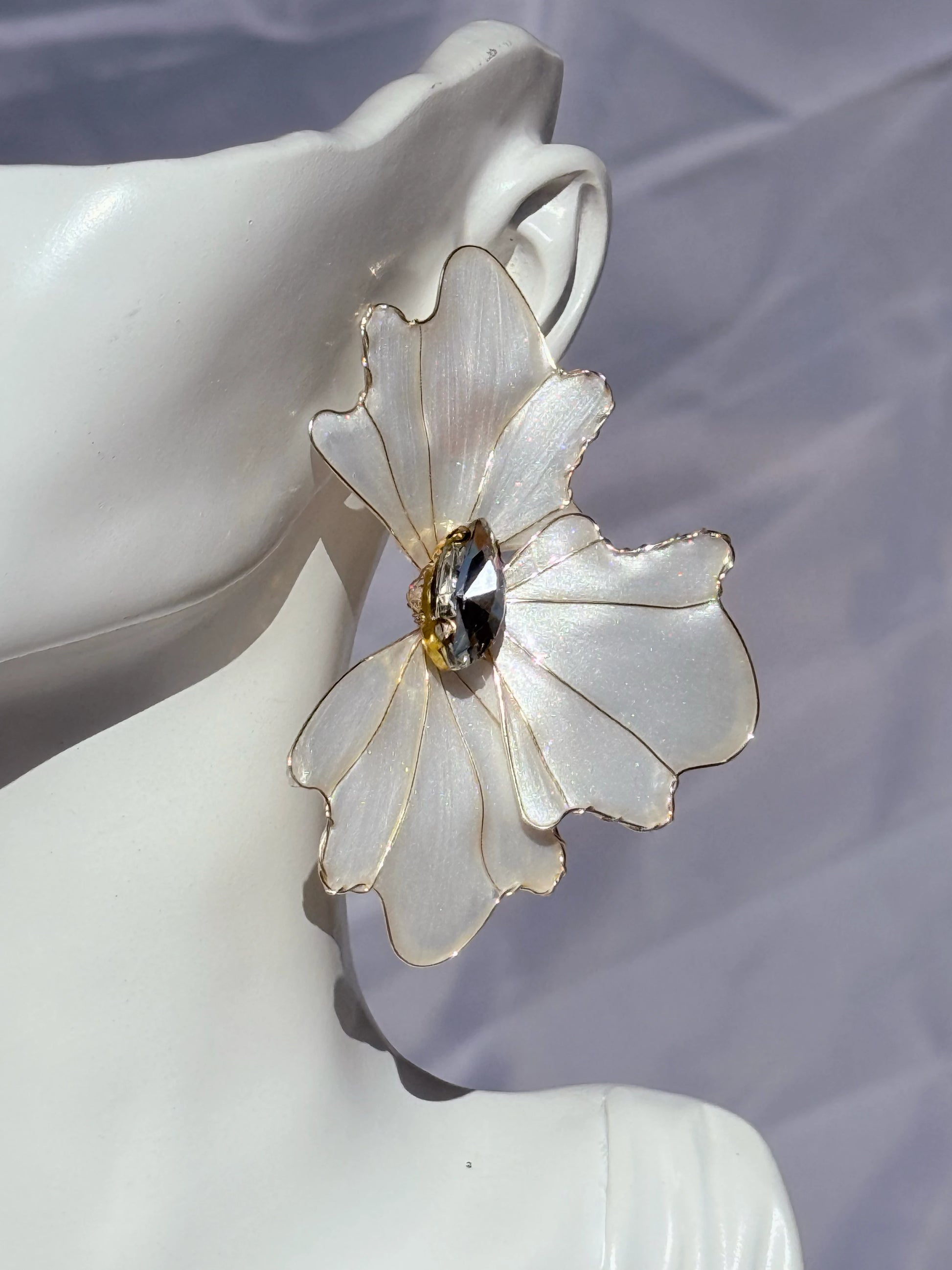 Aros de flor de cristal técnica japonesa color nácar con cristal central