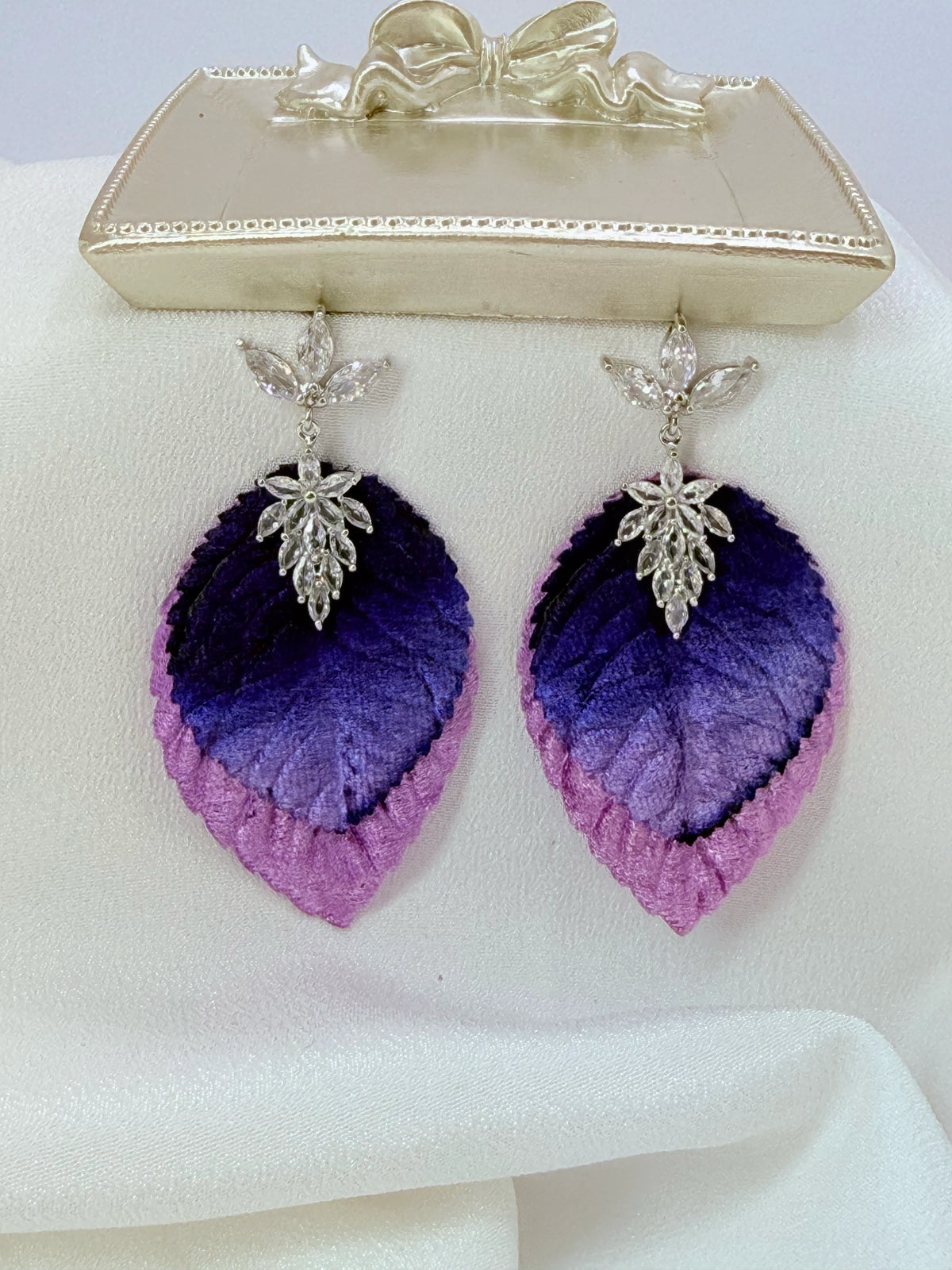 Aros hoja de terciopelo violeta con circones, grandes y livianos