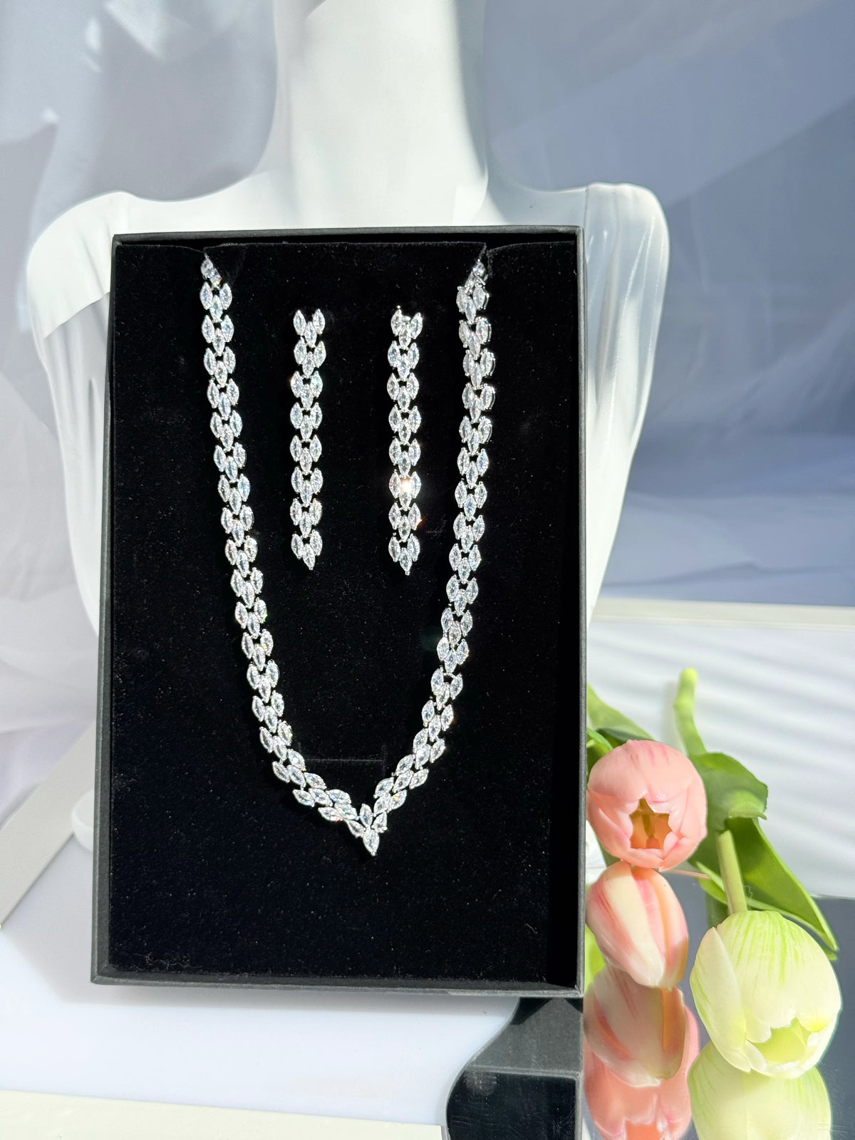 conjunto collar y aros circones baño de rodio en estuche