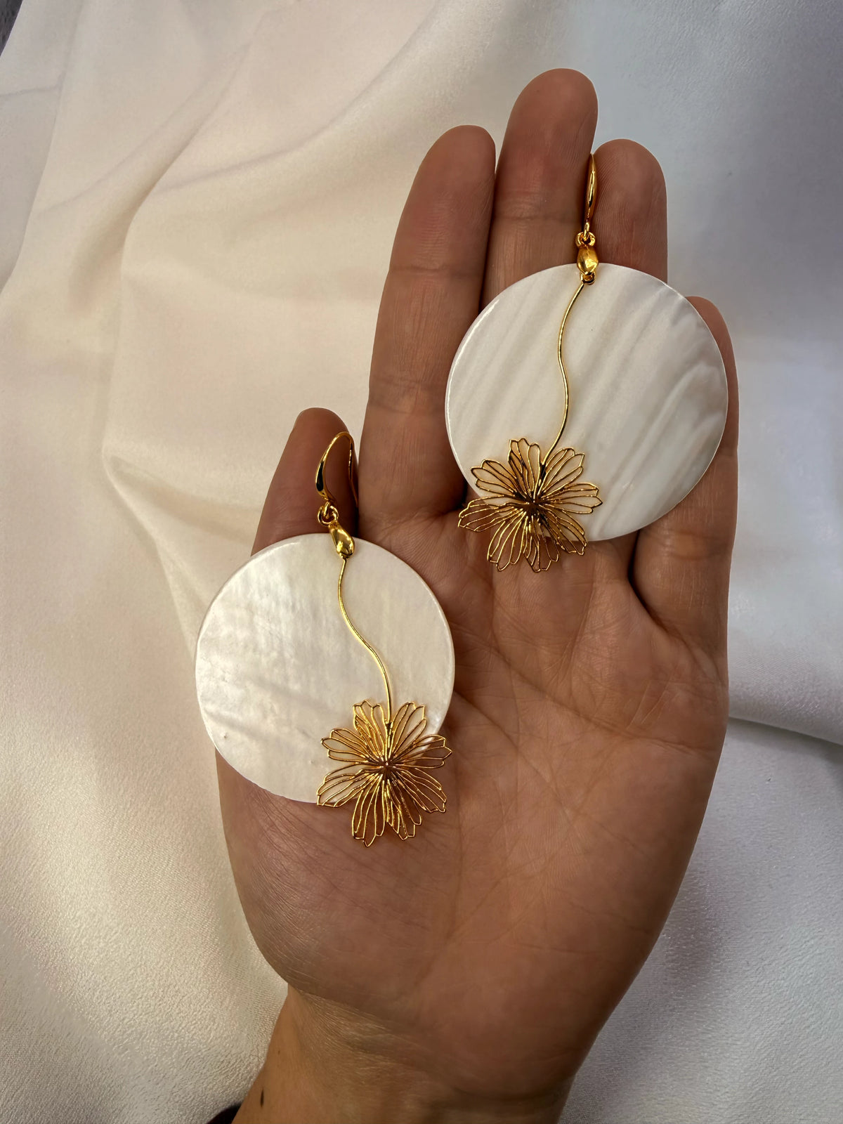 Aros disco de nácar con flor calada dorada