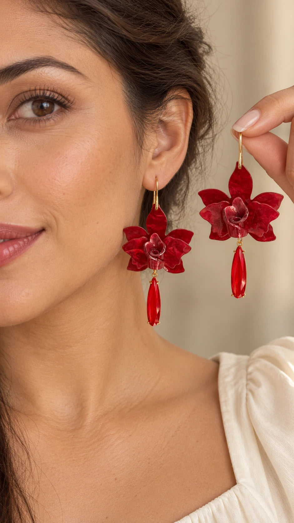 Aros flor de acrílico rojo con gota de cristal y baño de oro